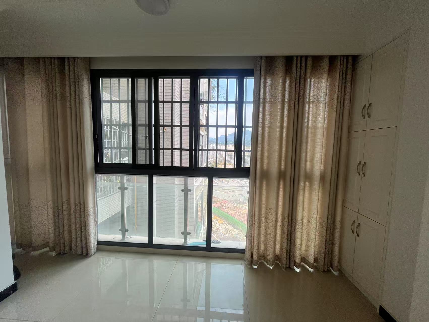 华天城小区 3室2厅2卫 2700.0元/月 华天城小区 3室2厅2卫 2700.0元/月室内图