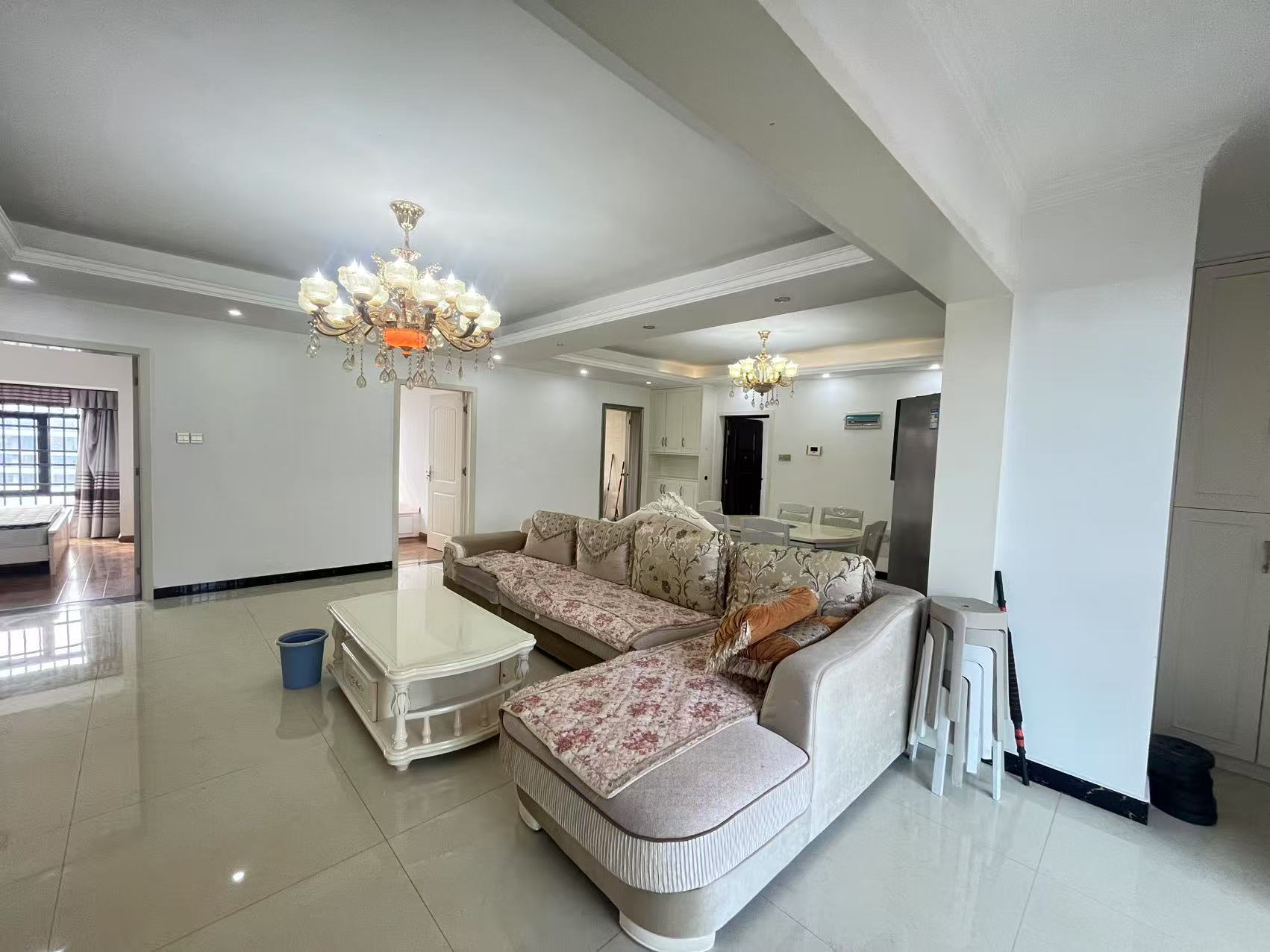 华天城小区 3室2厅2卫 2700.0元/月 华天城小区 3室2厅2卫 2700.0元/月室内图