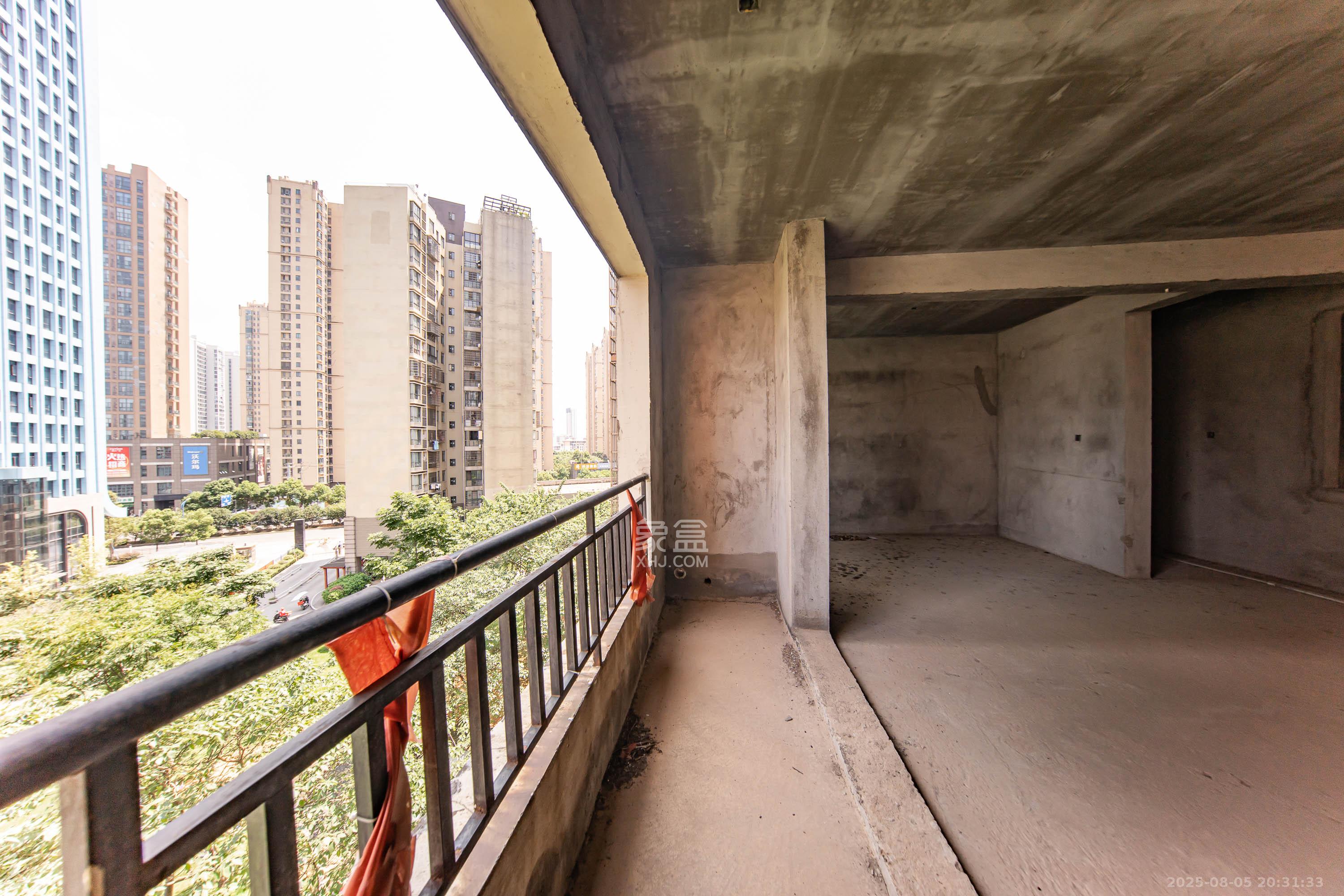 枫华府第  3室2厅2卫    62.0万阳台