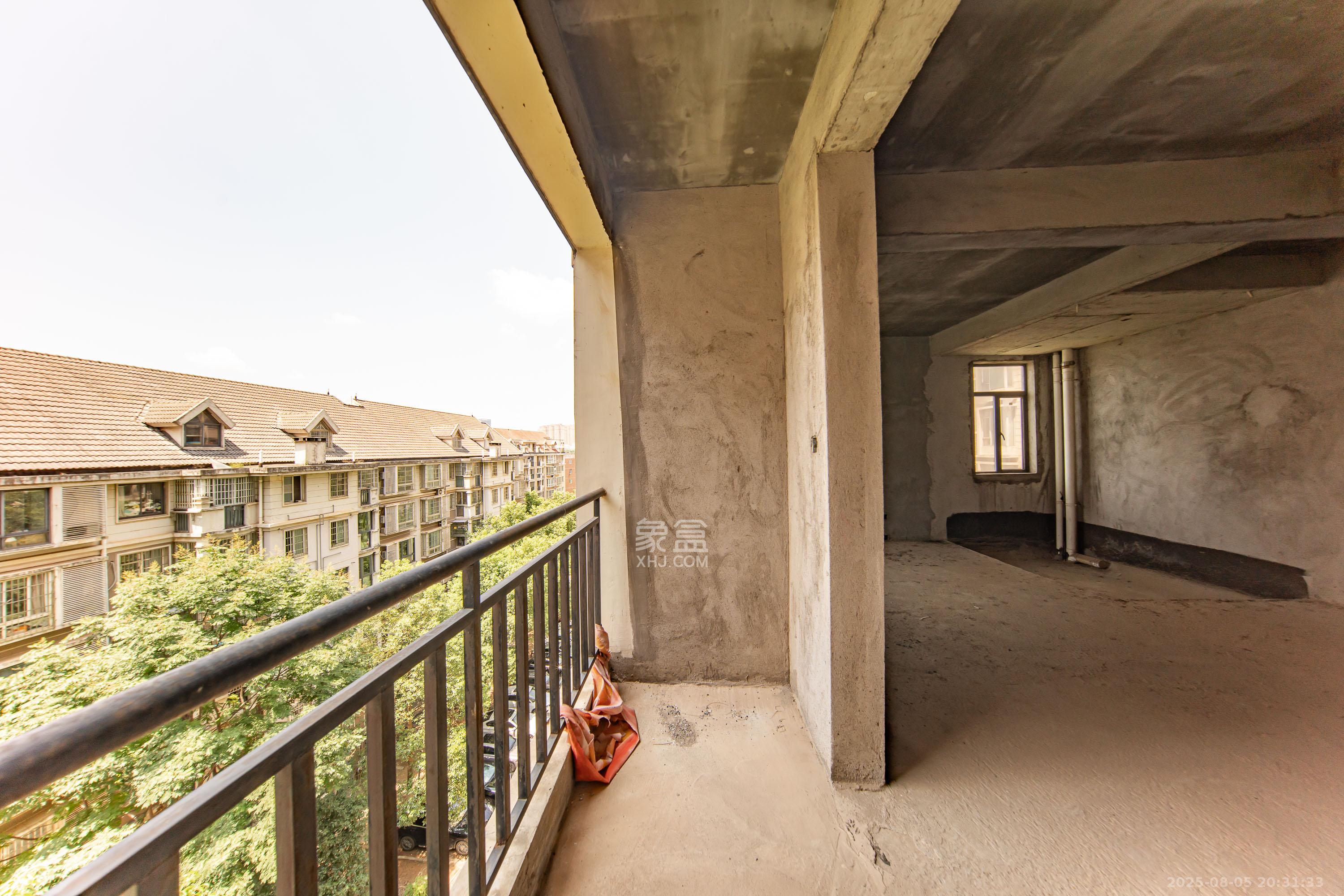 枫华府第  3室2厅2卫    62.0万阳台