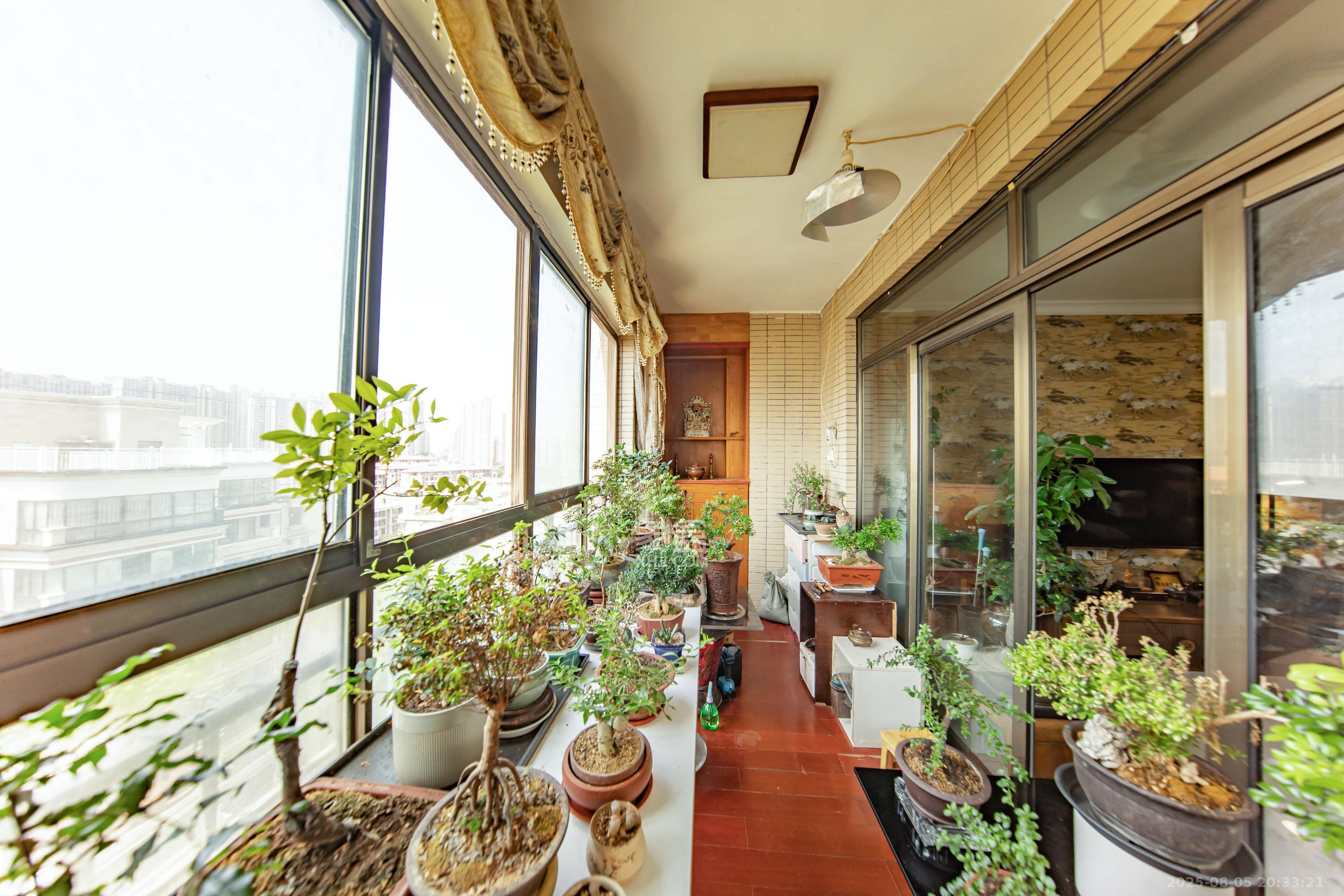 江山帝景雅典  3室2厅2卫    108.0万阳台