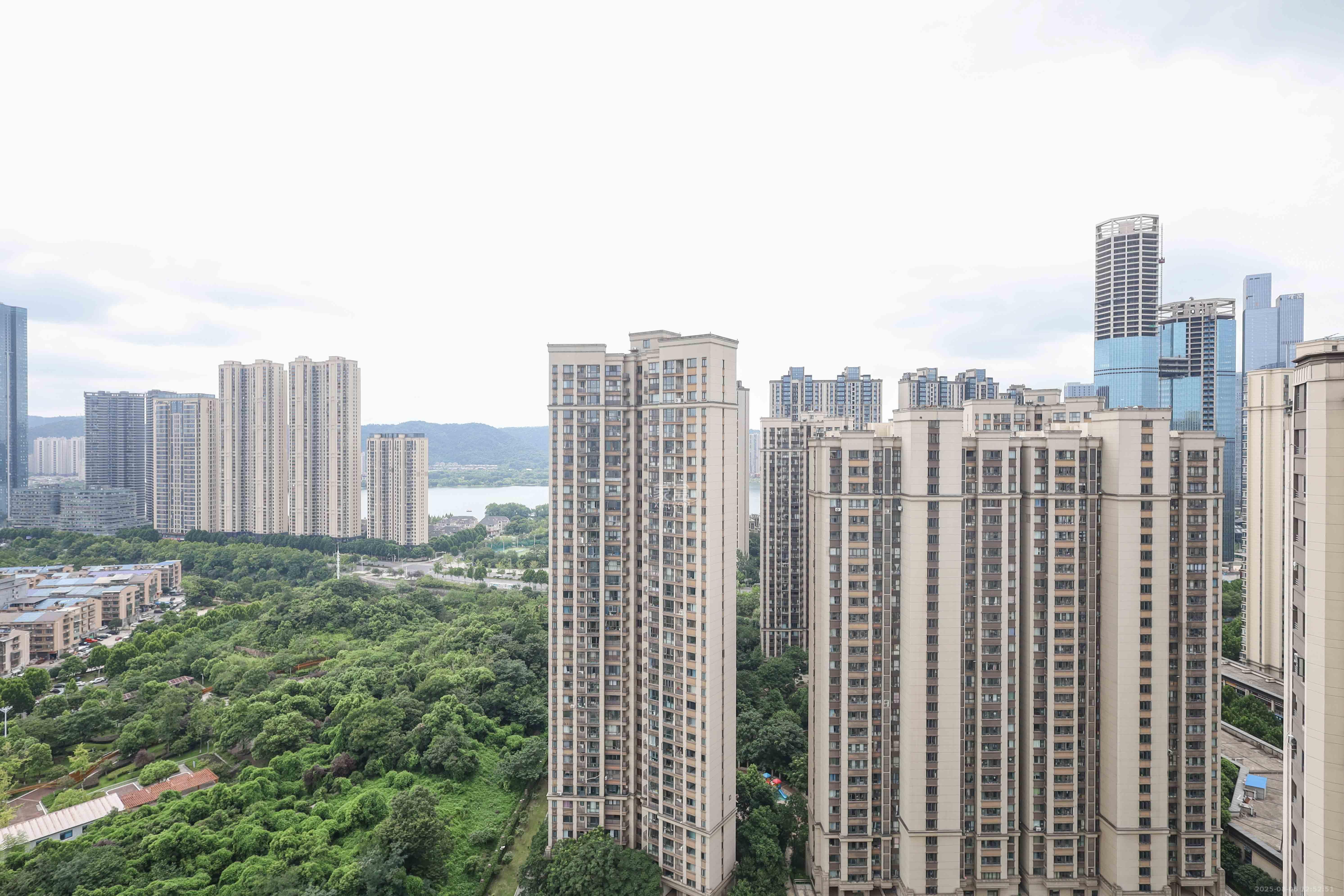 惠天然梅岭国际 4室2厅2卫 185.0万 惠天然梅岭国际 4室2厅2卫 185.0万阳台