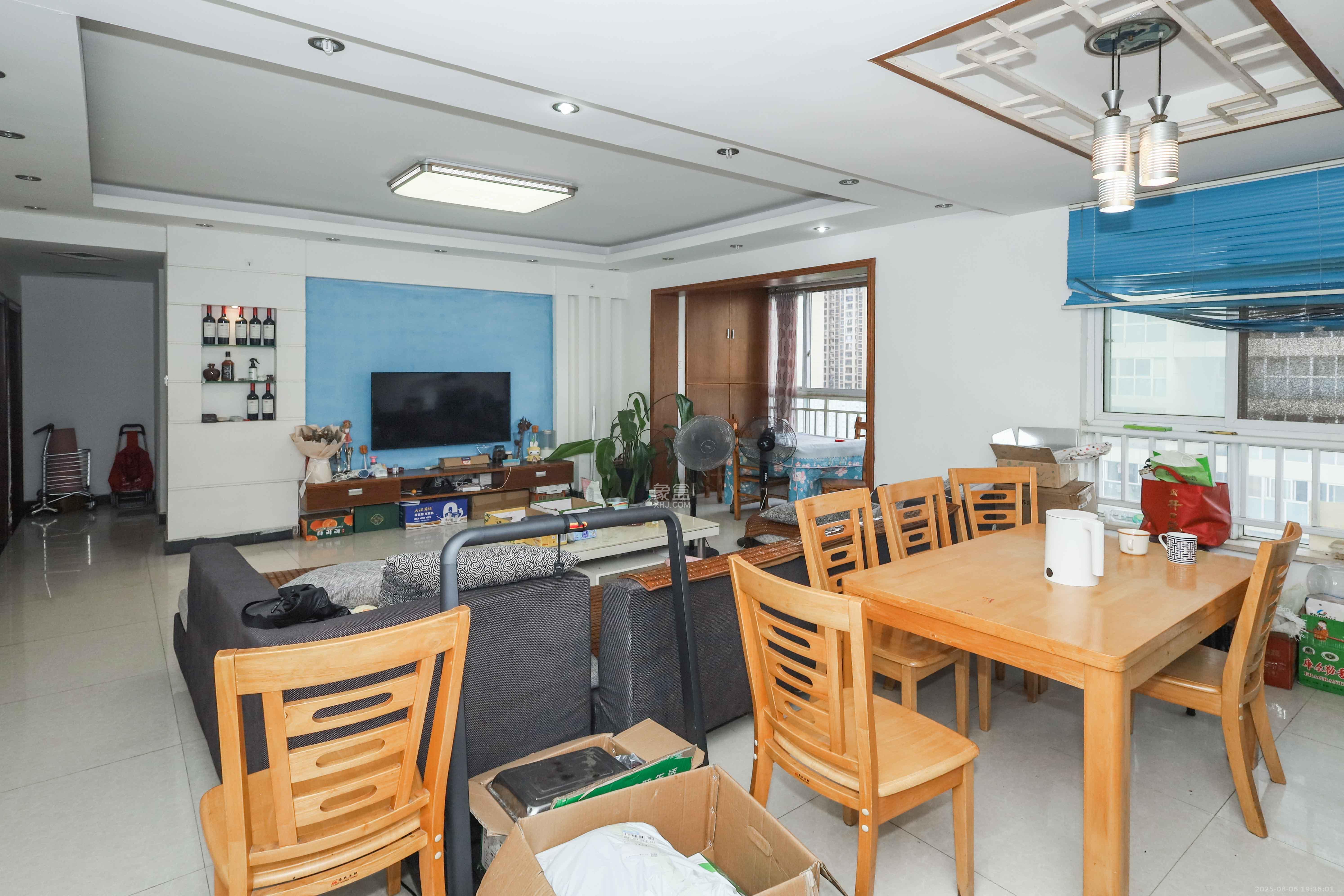 麓山润城  3室2厅2卫   81.80万客厅