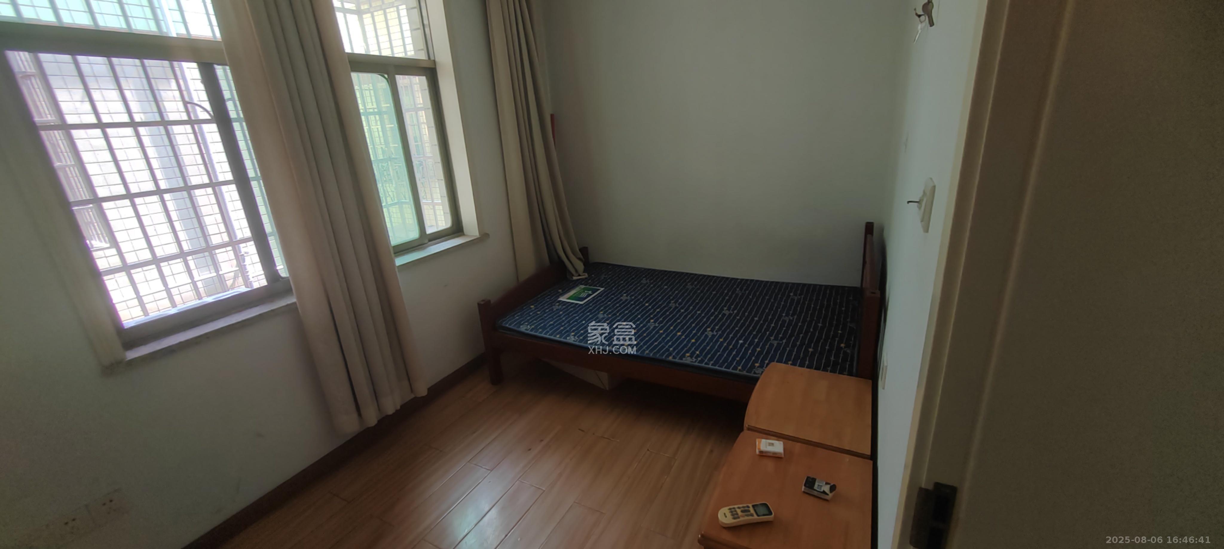 青青家园  3室2厅2卫    1600.0元/月室内图