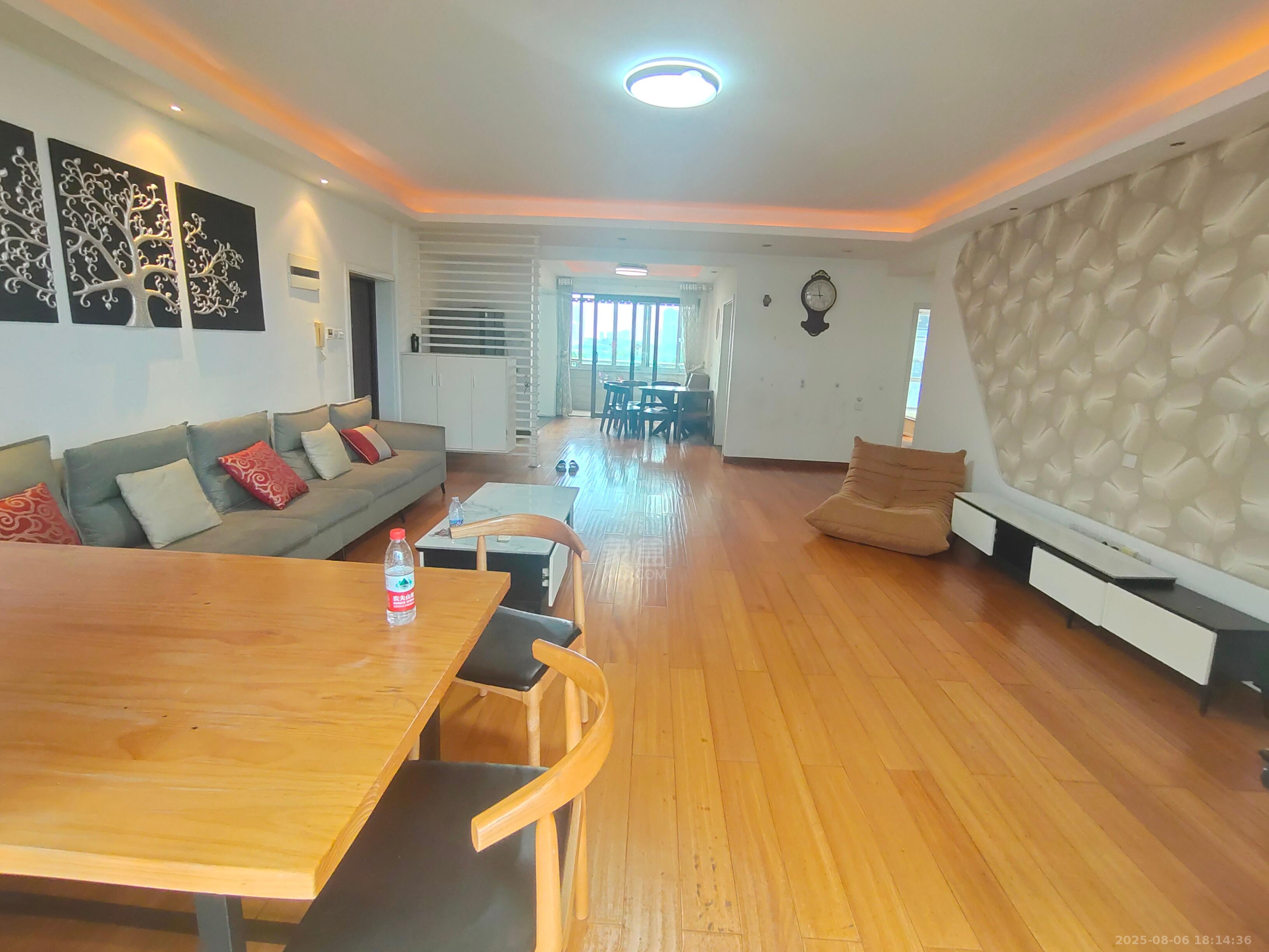 海创明珠花园 4室2厅2卫 3200.0元/月 海创明珠花园 4室2厅2卫 3200.0元/月室内图