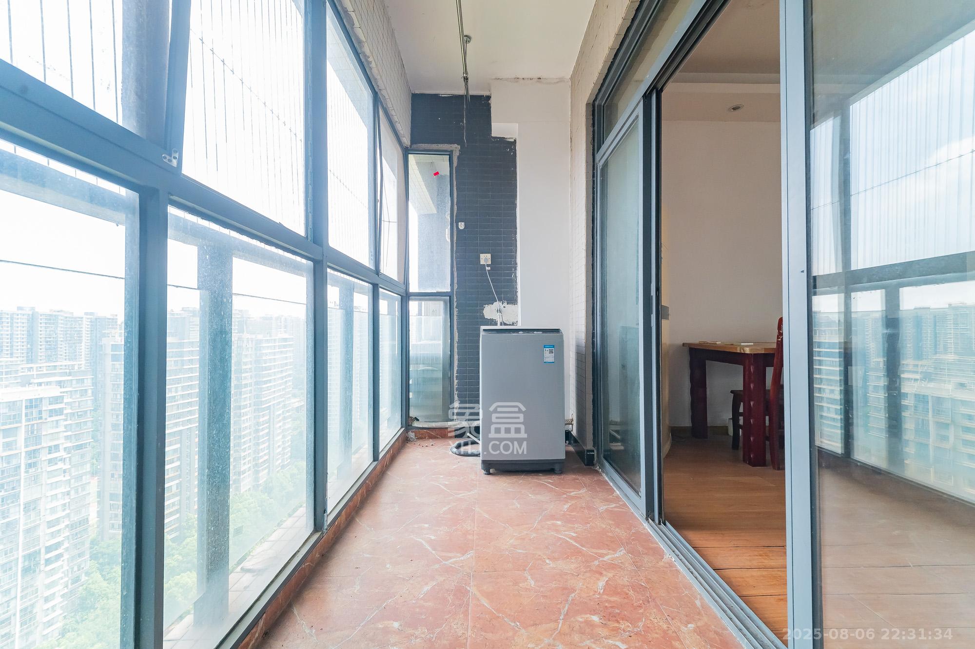 恒基凯旋门一二期  4室2厅2卫    139.0万 恒基凯旋门一二期  4室2厅2卫    139.0万阳台