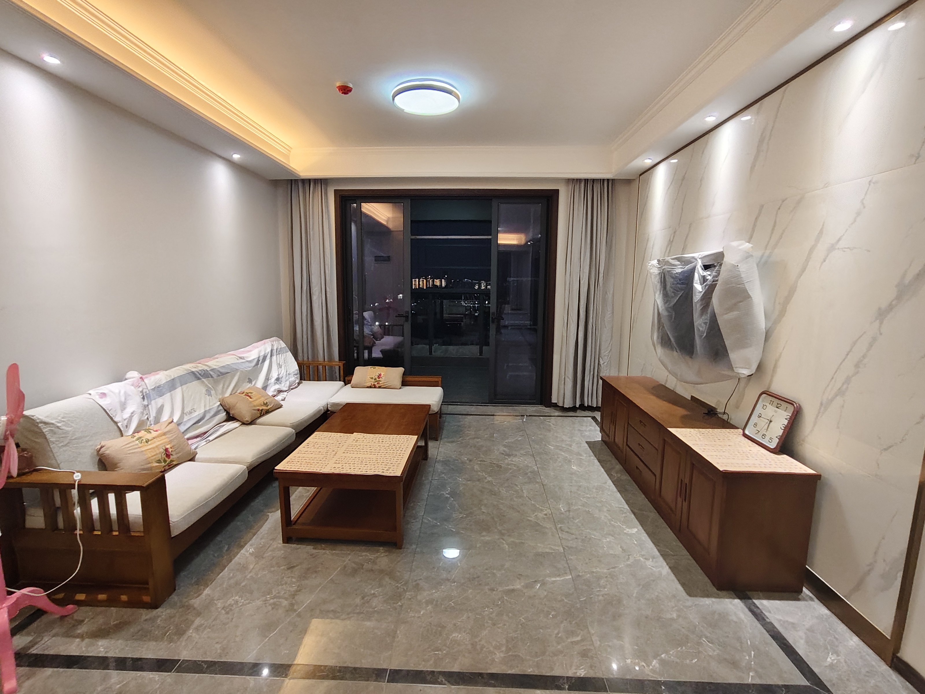 天街华府（海南新天地）  4室2厅2卫   4500.00元/月