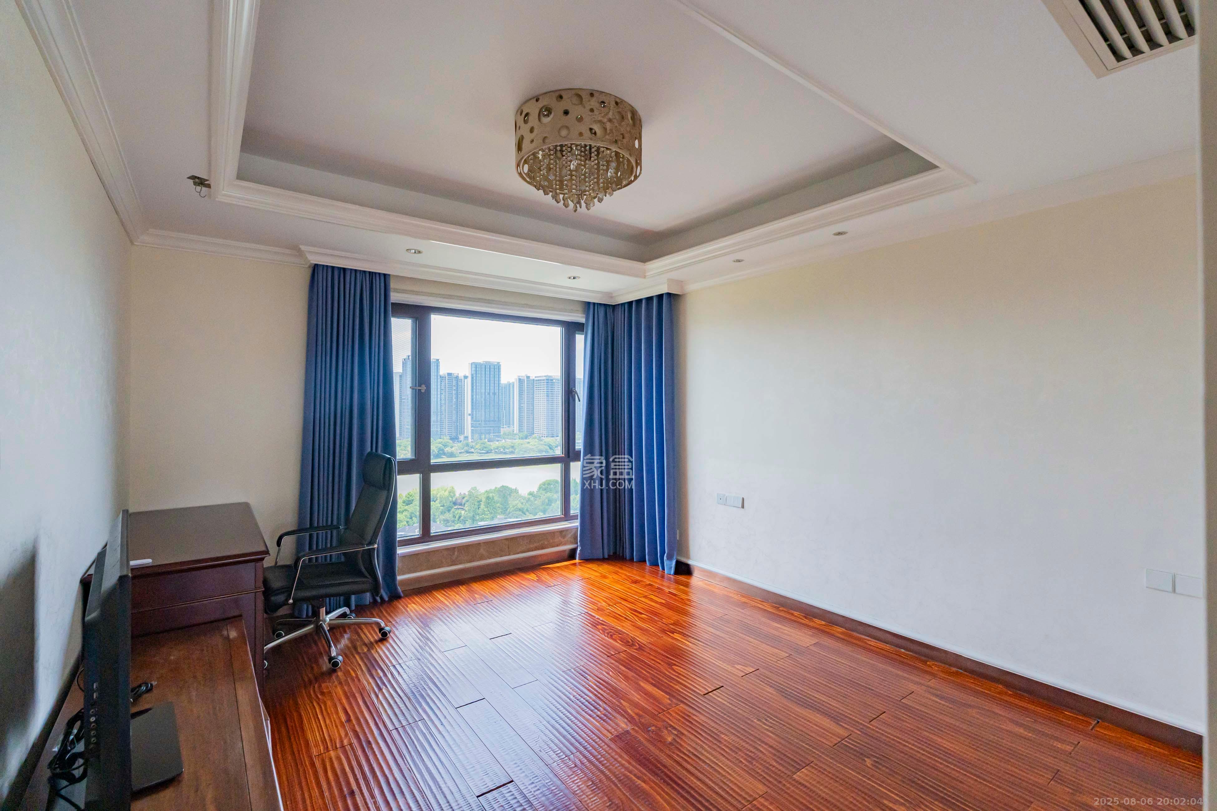 藏珑湖上国际花园  4室2厅2卫    300.0万 藏珑湖上国际花园  4室2厅2卫    300.0万卧室