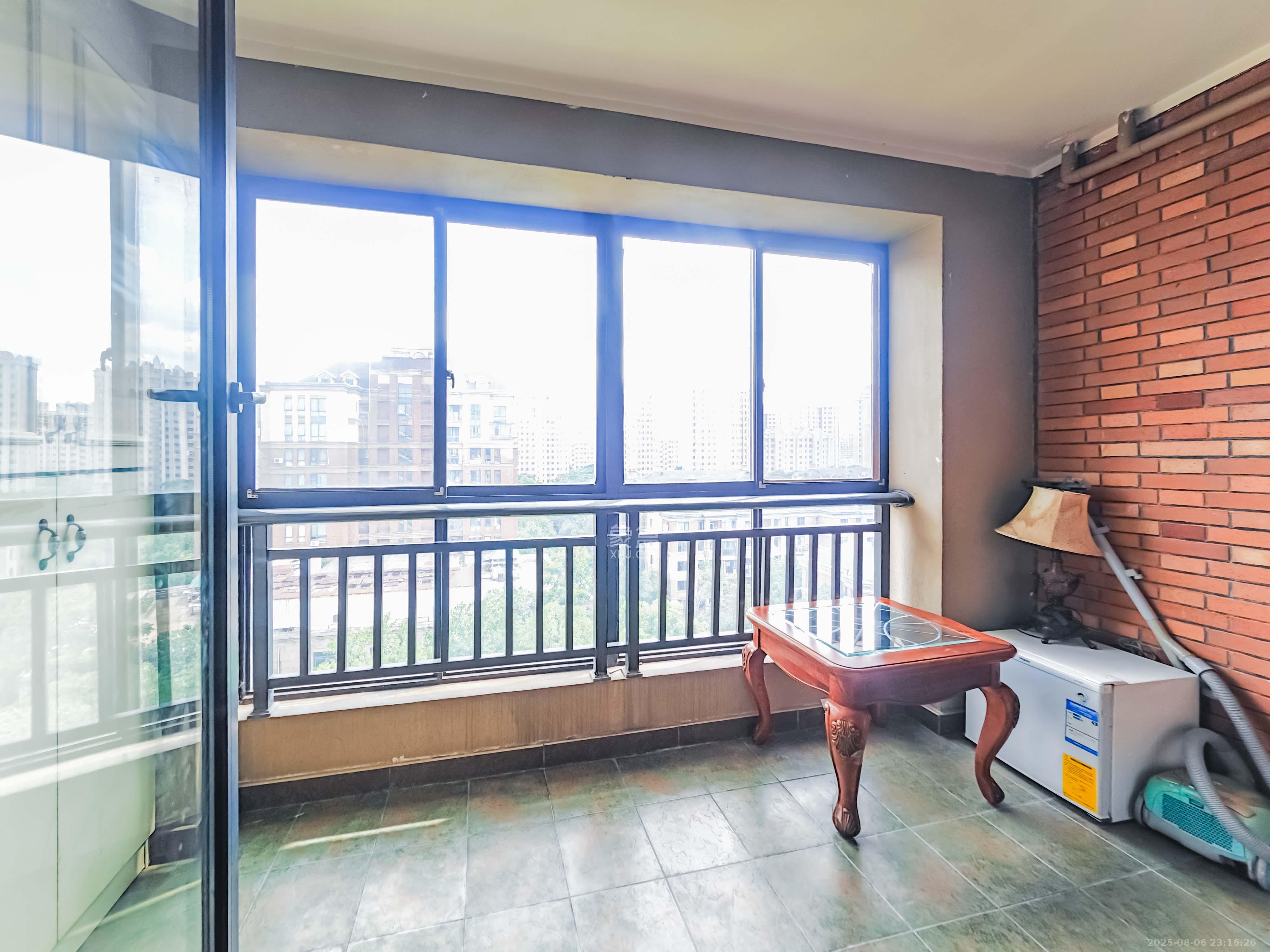 绿城桂花城  4室2厅2卫    195.0万阳台