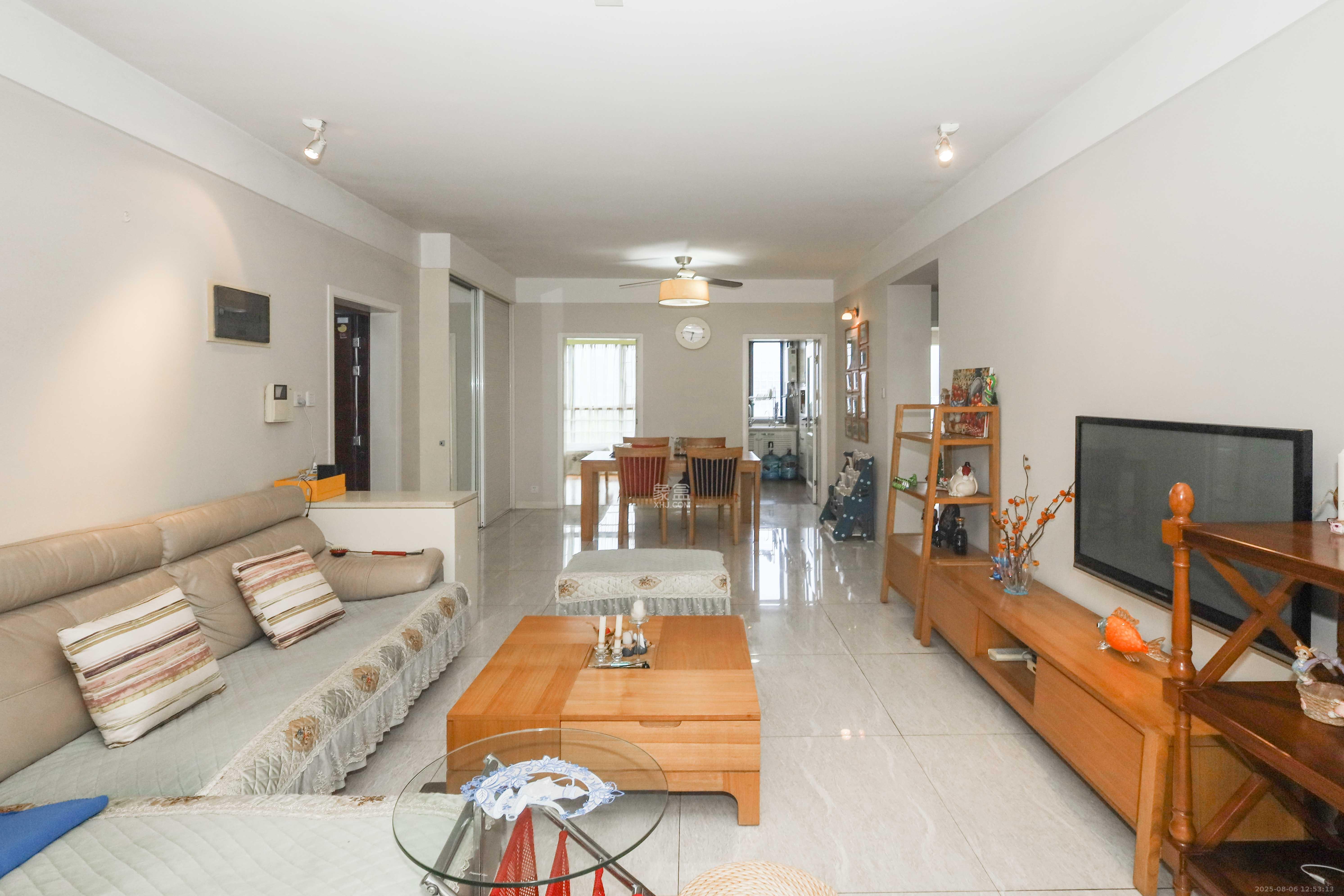 保利麓谷林语E区 3室2厅1卫 100.0万 保利麓谷林语E区 3室2厅1卫 100.0万客厅