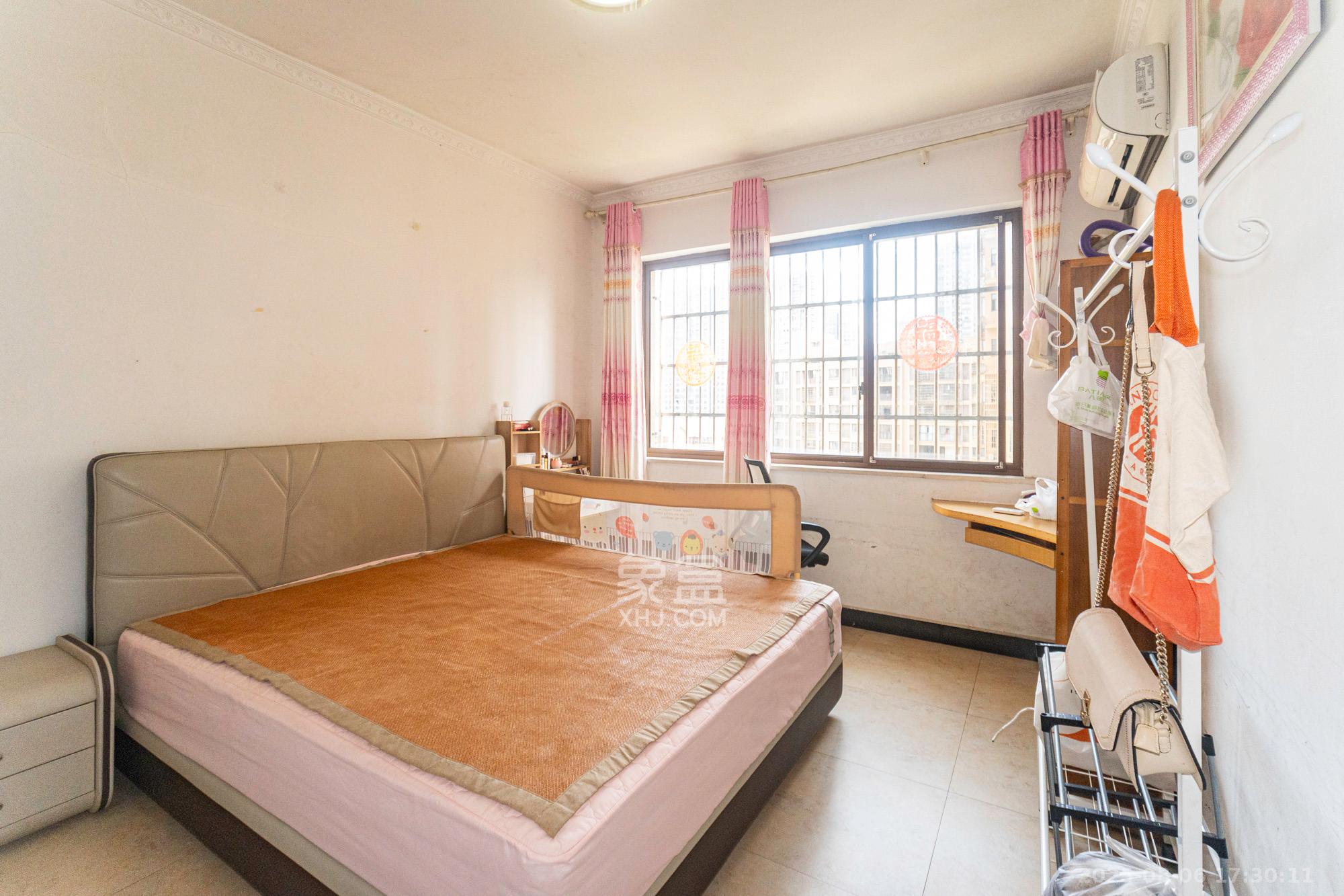 四季星城  3室2厅2卫    66.0万 四季星城  3室2厅2卫    66.0万卧室