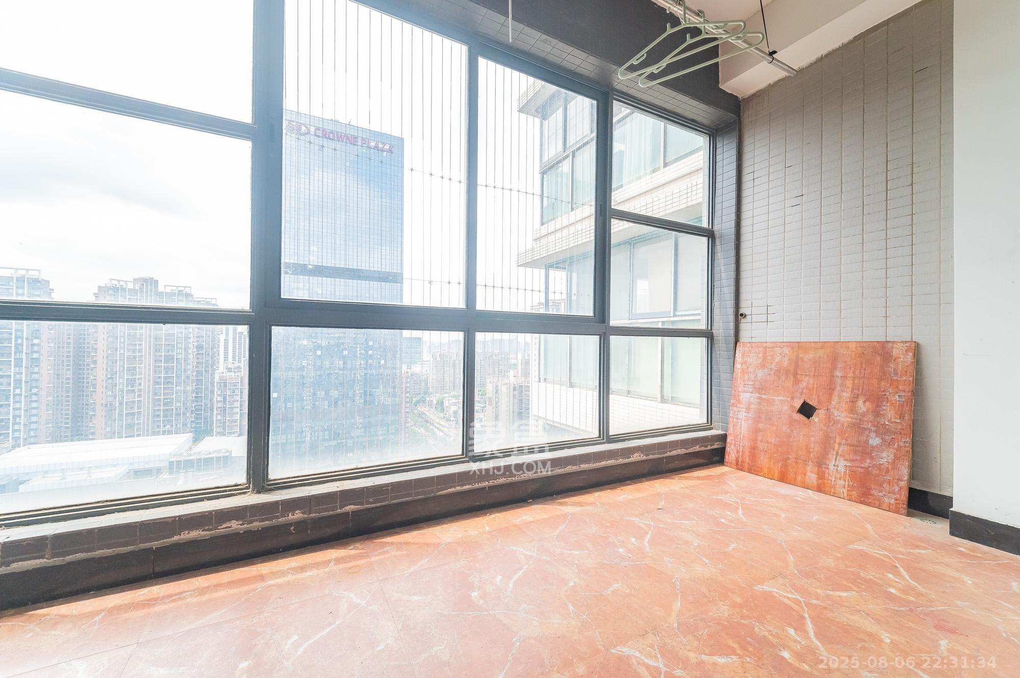 恒基凯旋门一二期  4室2厅2卫    139.0万 恒基凯旋门一二期  4室2厅2卫    139.0万阳台