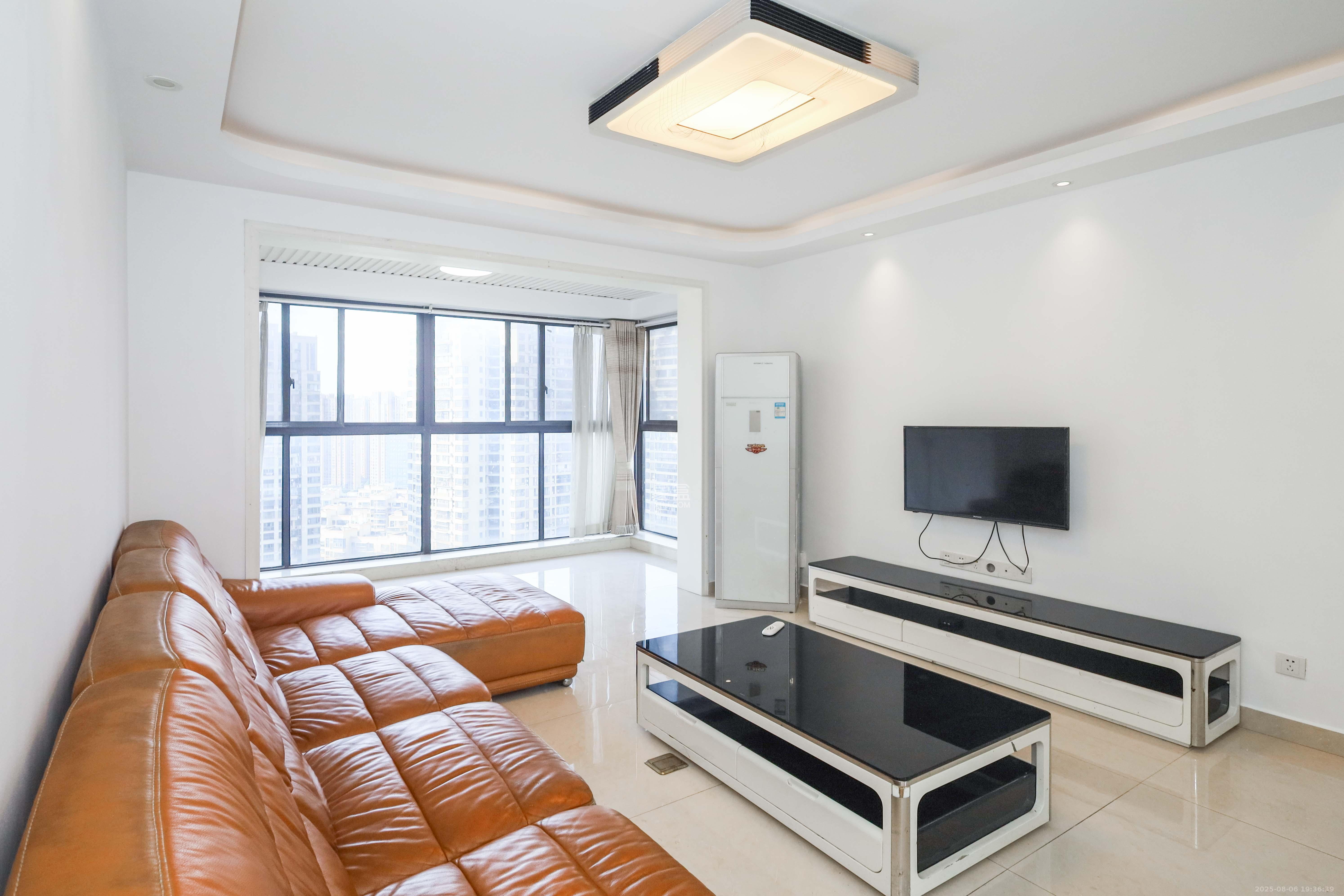 保利麓谷林语F区  3室2厅2卫    106.0万 保利麓谷林语F区  3室2厅2卫    106.0万客厅