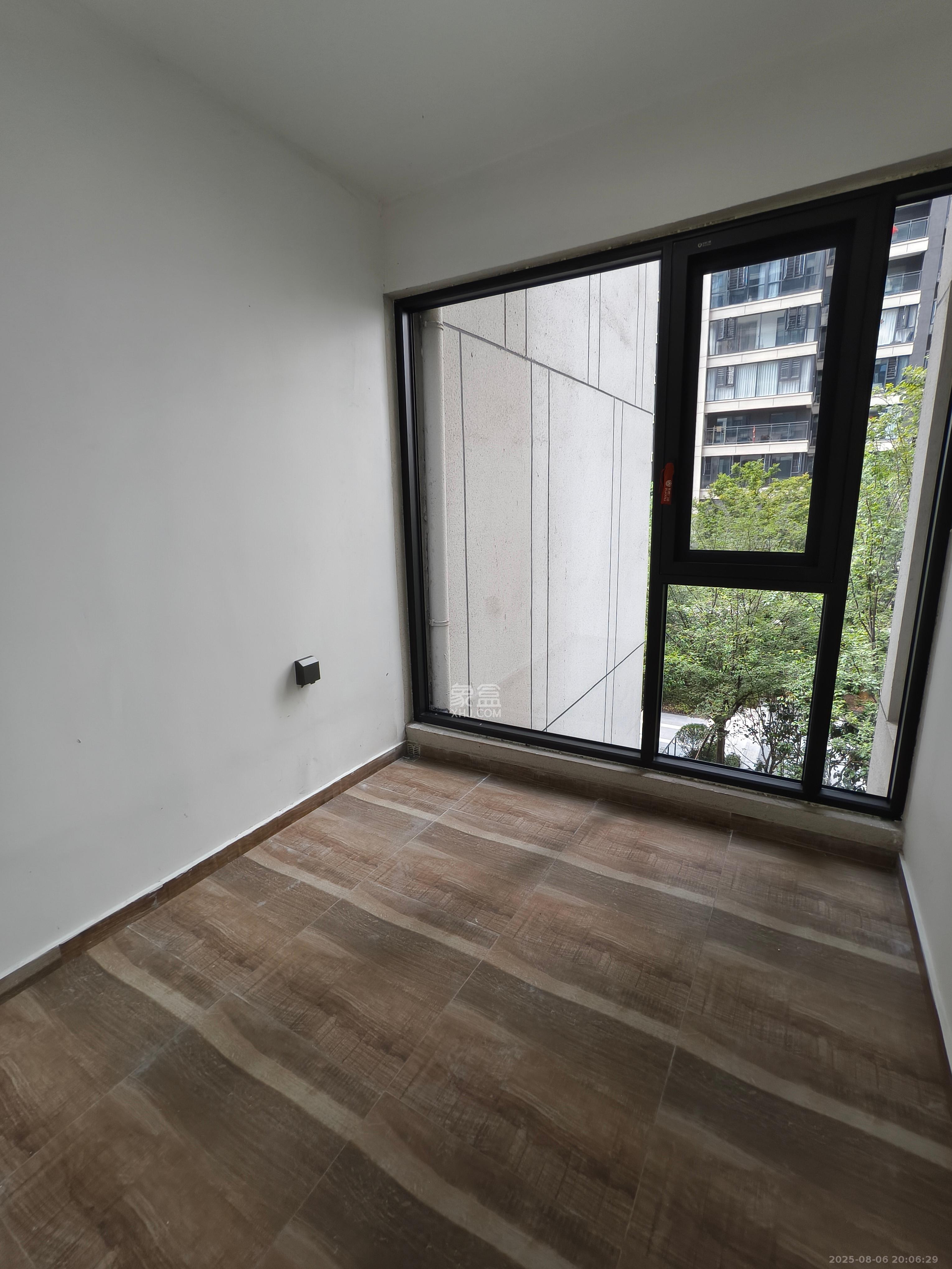 绿地V岛 4室2厅2卫 4200.0元/月 绿地V岛 4室2厅2卫 4200.0元/月室内图