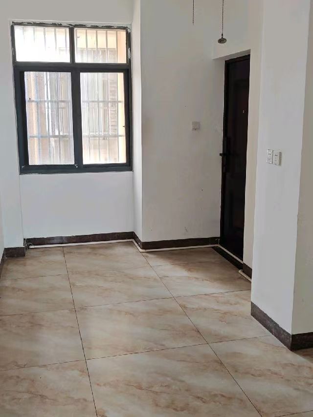 美和小区  4室2厅2卫   2900.00元/月室内图