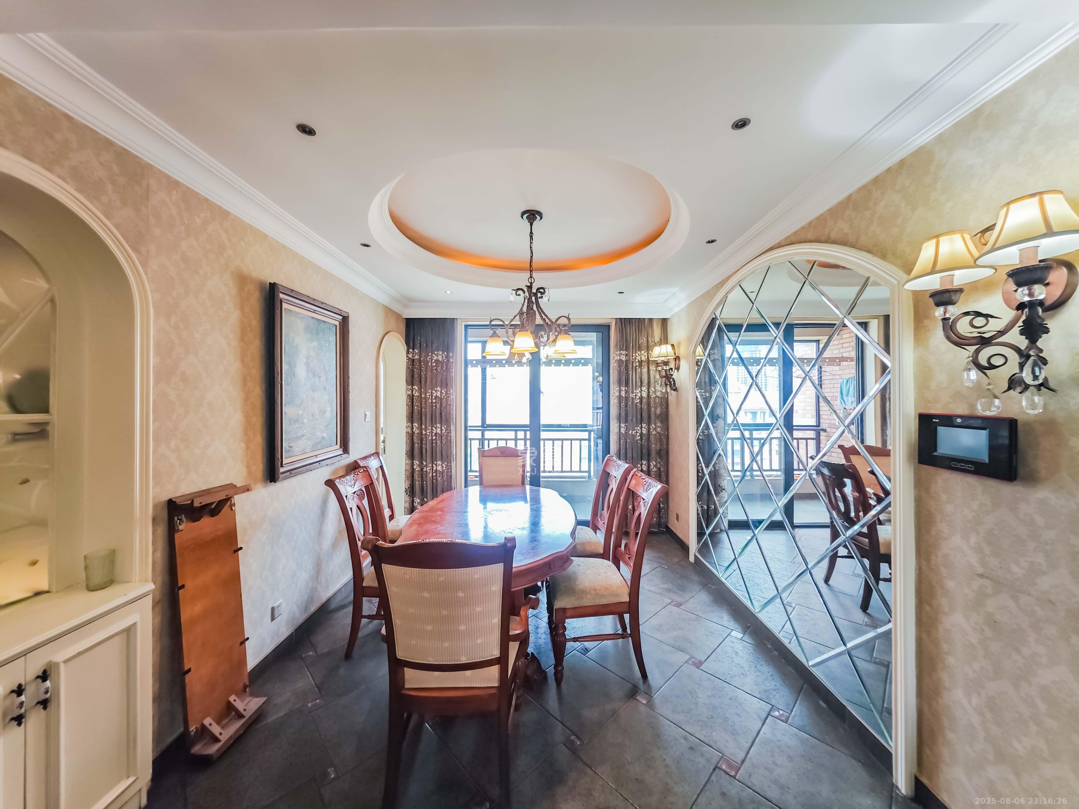 绿城桂花城  4室2厅2卫    195.0万客厅