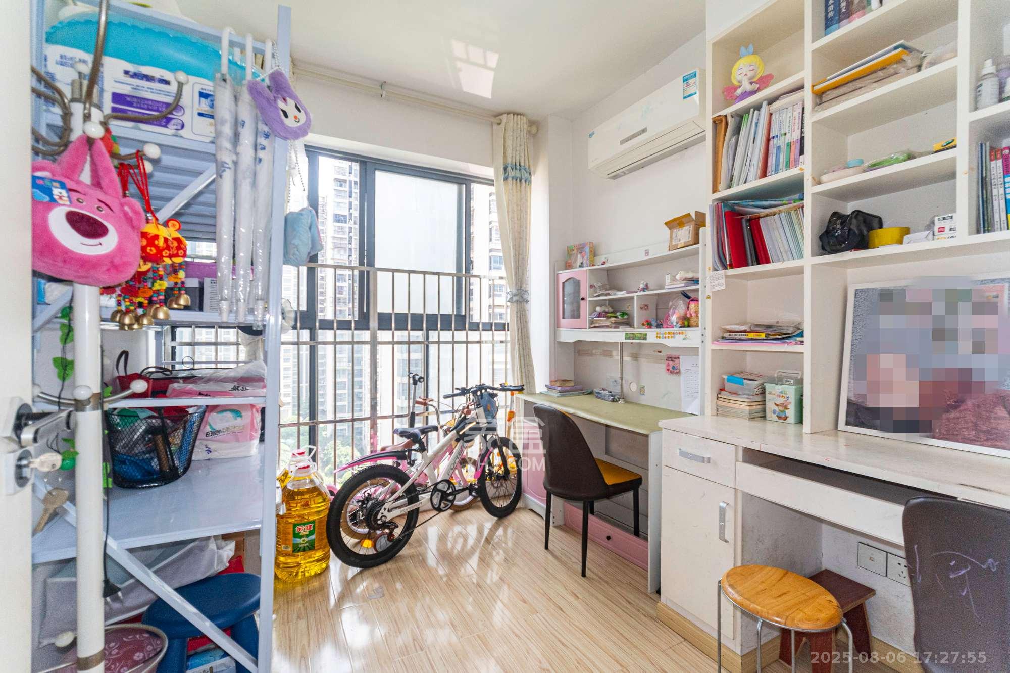 花样年华  4室2厅2卫    90.0万 花样年华  4室2厅2卫    90.0万卧室