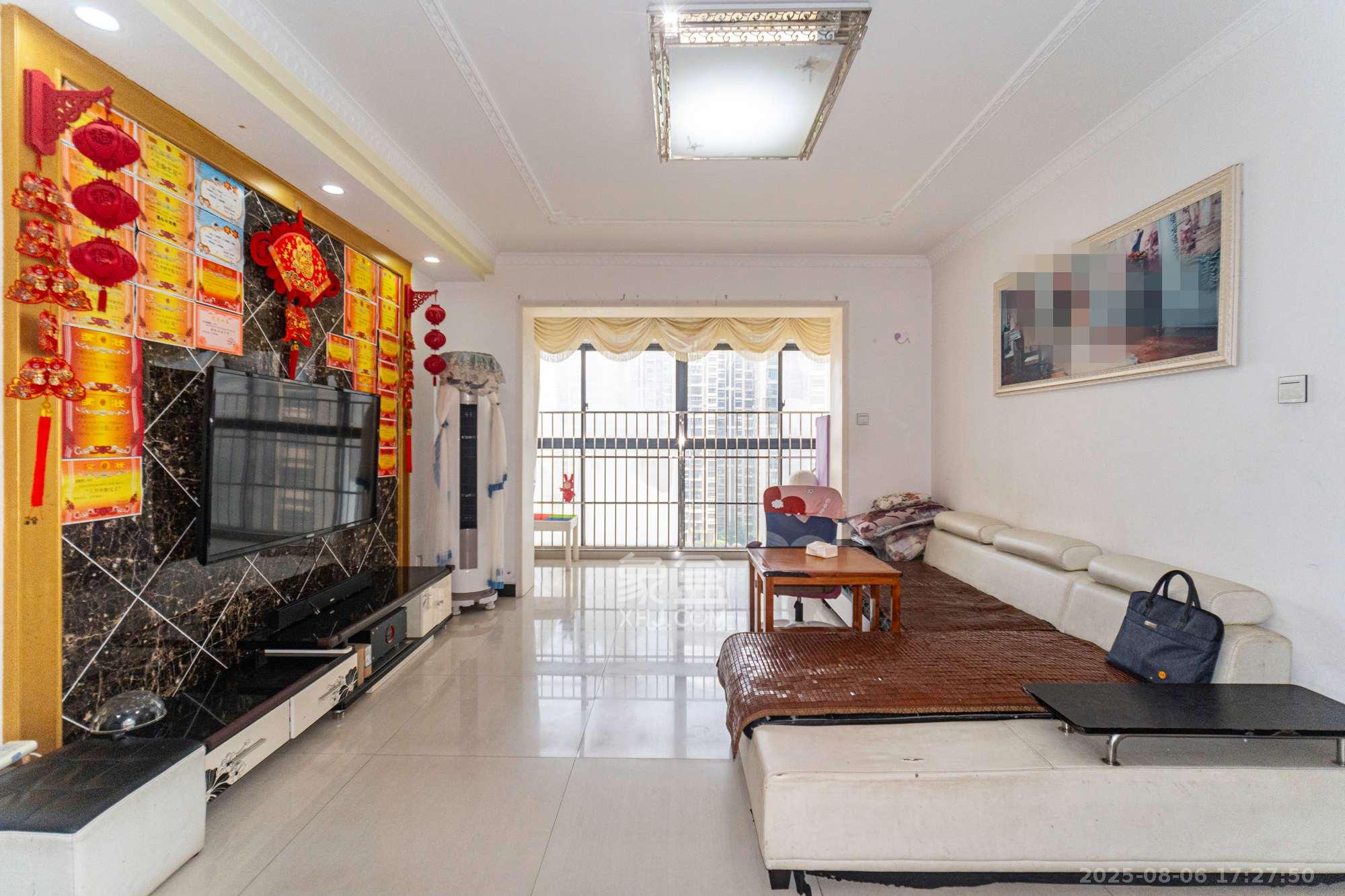 花样年华  4室2厅2卫    90.0万 花样年华  4室2厅2卫    90.0万客厅