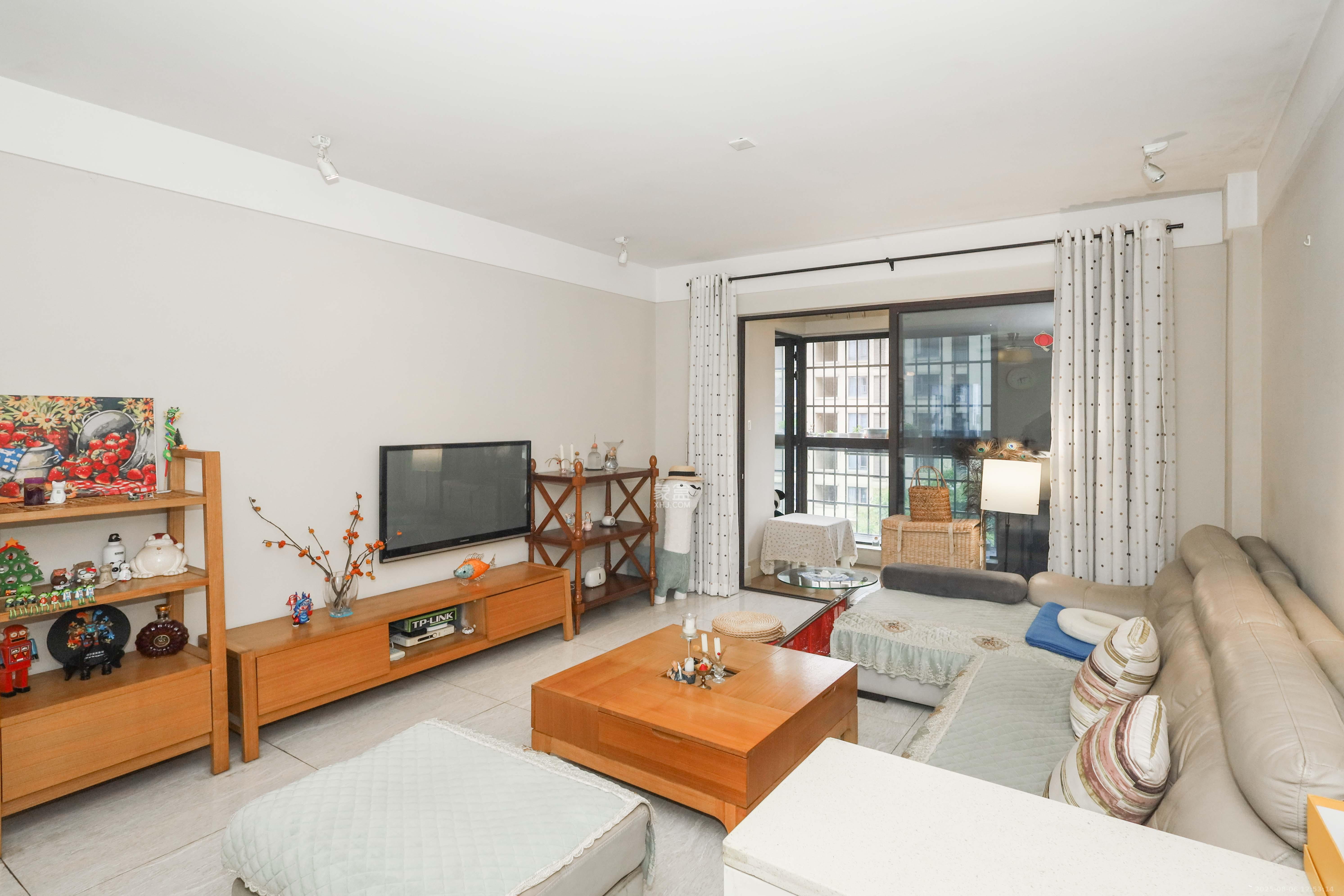 保利麓谷林语E区 3室2厅1卫 100.0万 保利麓谷林语E区 3室2厅1卫 100.0万客厅