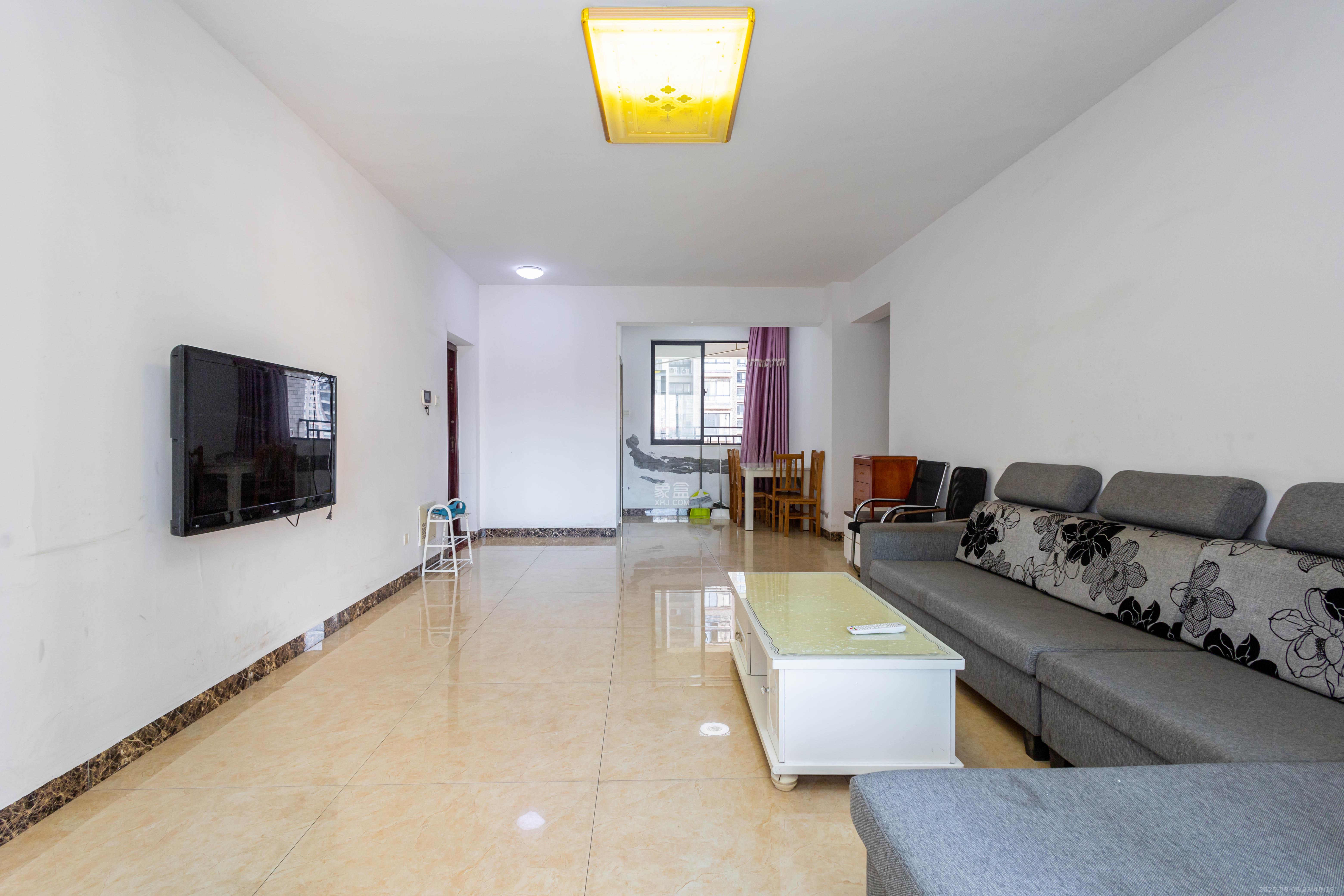 康桥长郡  4室2厅2卫    96.0万客厅