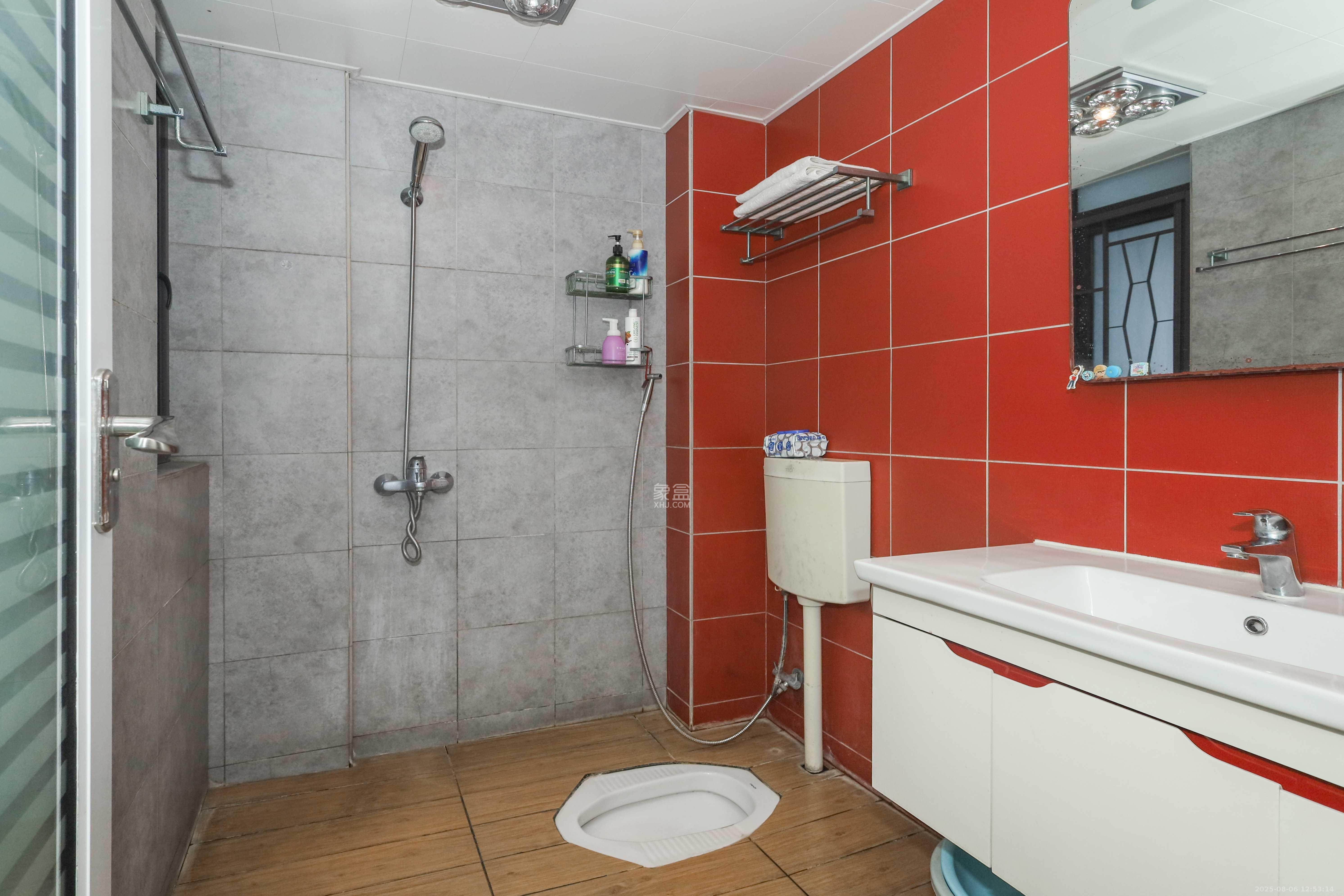 保利麓谷林语E区 3室2厅1卫 100.0万 保利麓谷林语E区 3室2厅1卫 100.0万卫生间