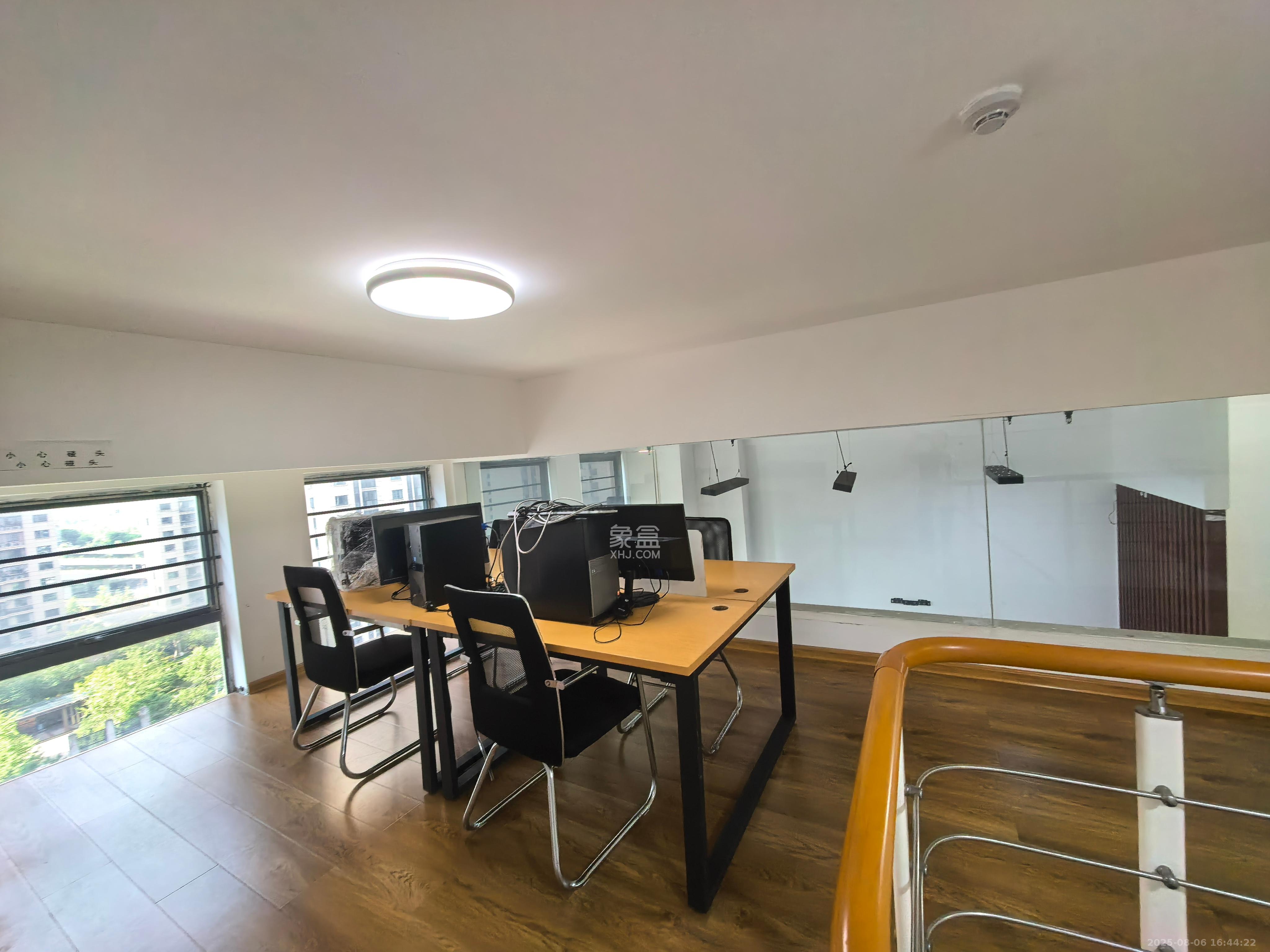 华润置地广场二期 2室2厅1卫 3500.0元/月 华润置地广场二期 2室2厅1卫 3500.0元/月室内图