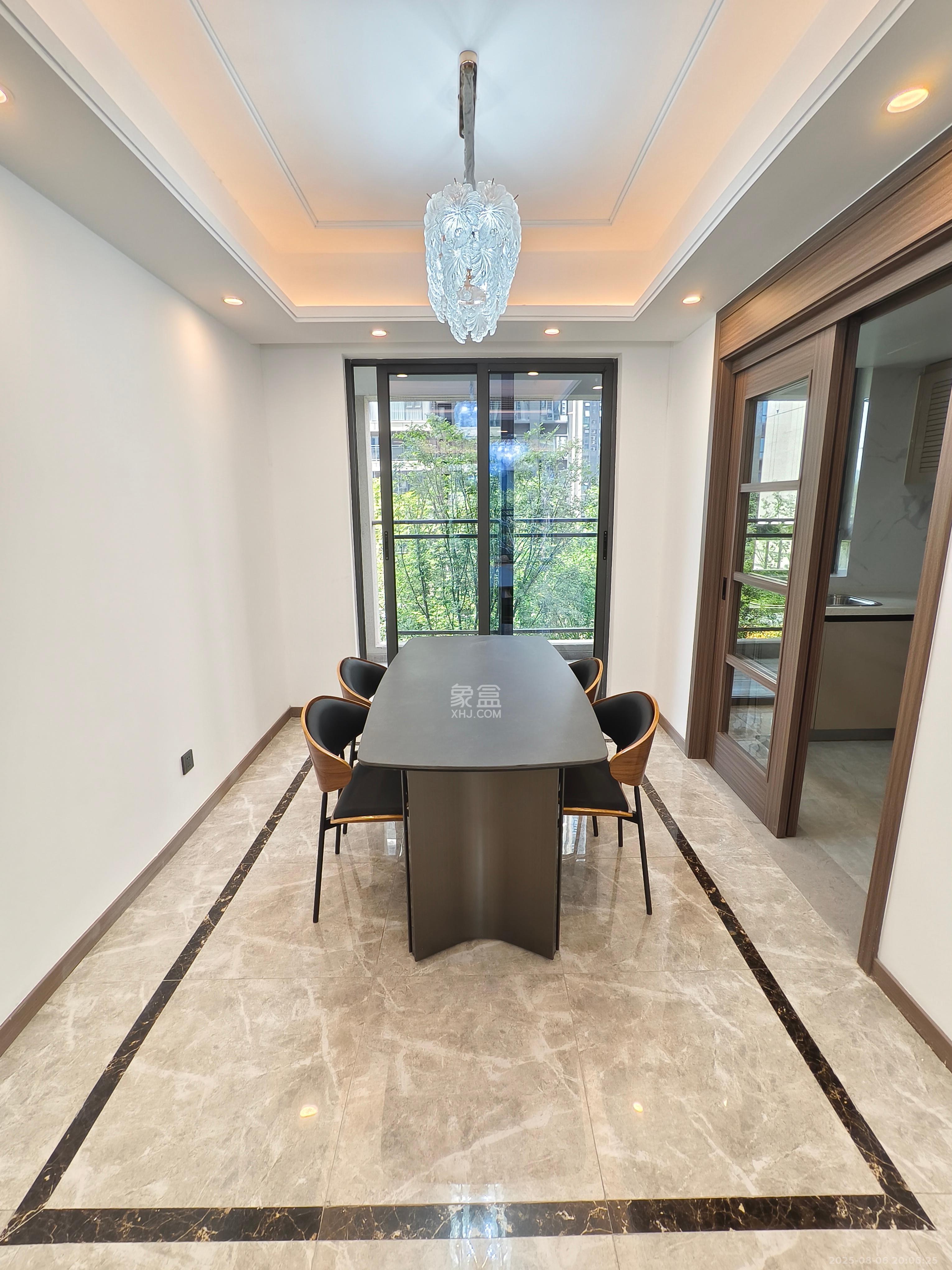 绿地V岛  4室2厅2卫    4200.0元/月室内图