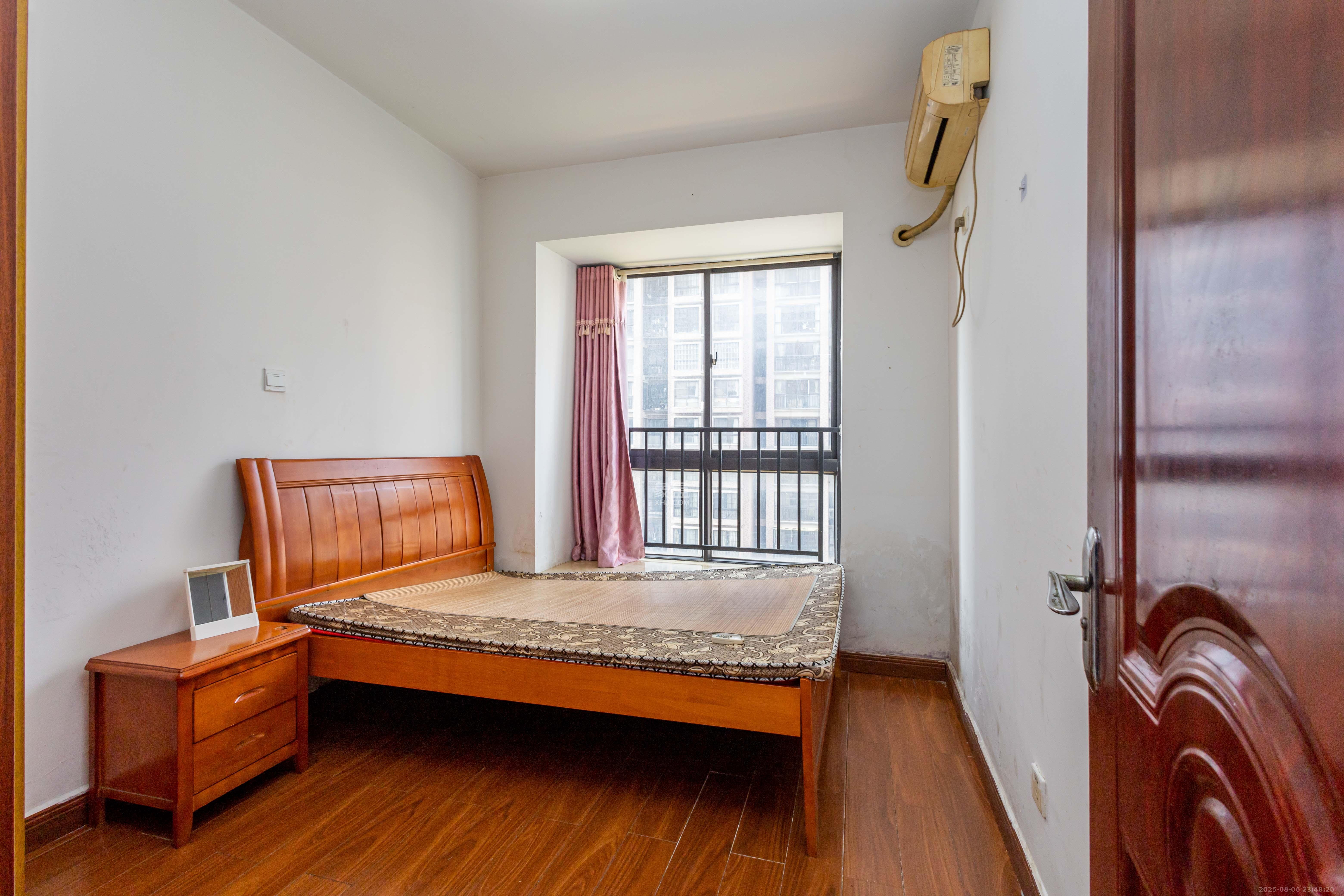 康桥长郡  4室2厅2卫    96.0万卧室