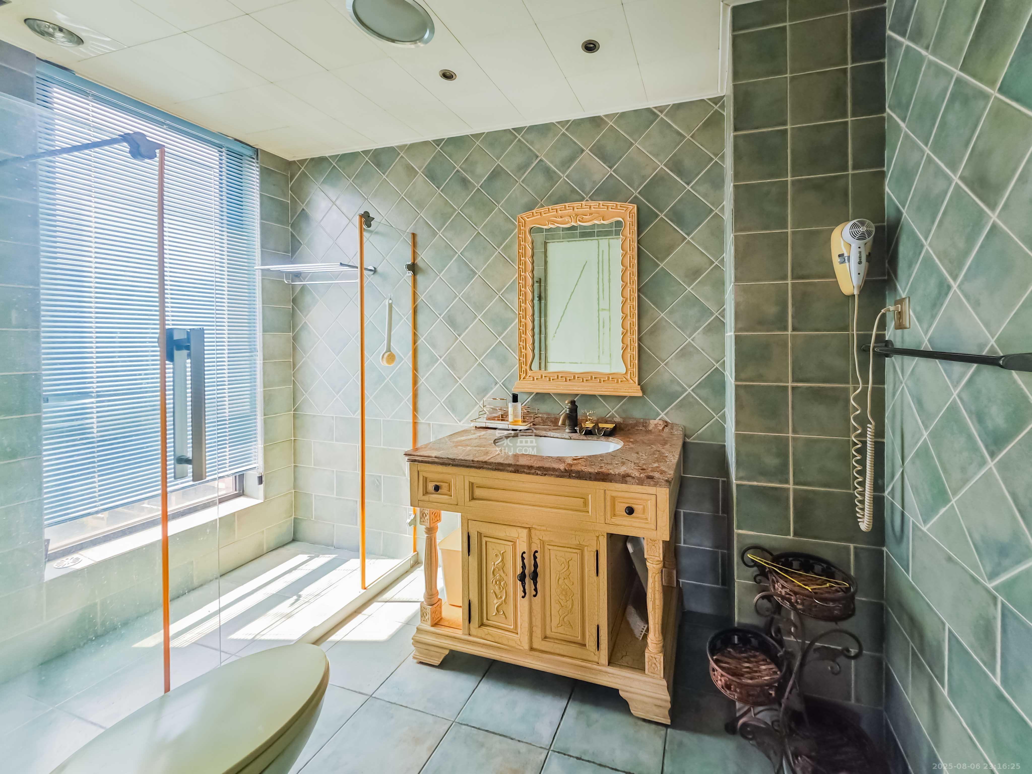 绿城桂花城  4室2厅2卫    195.0万卫生间