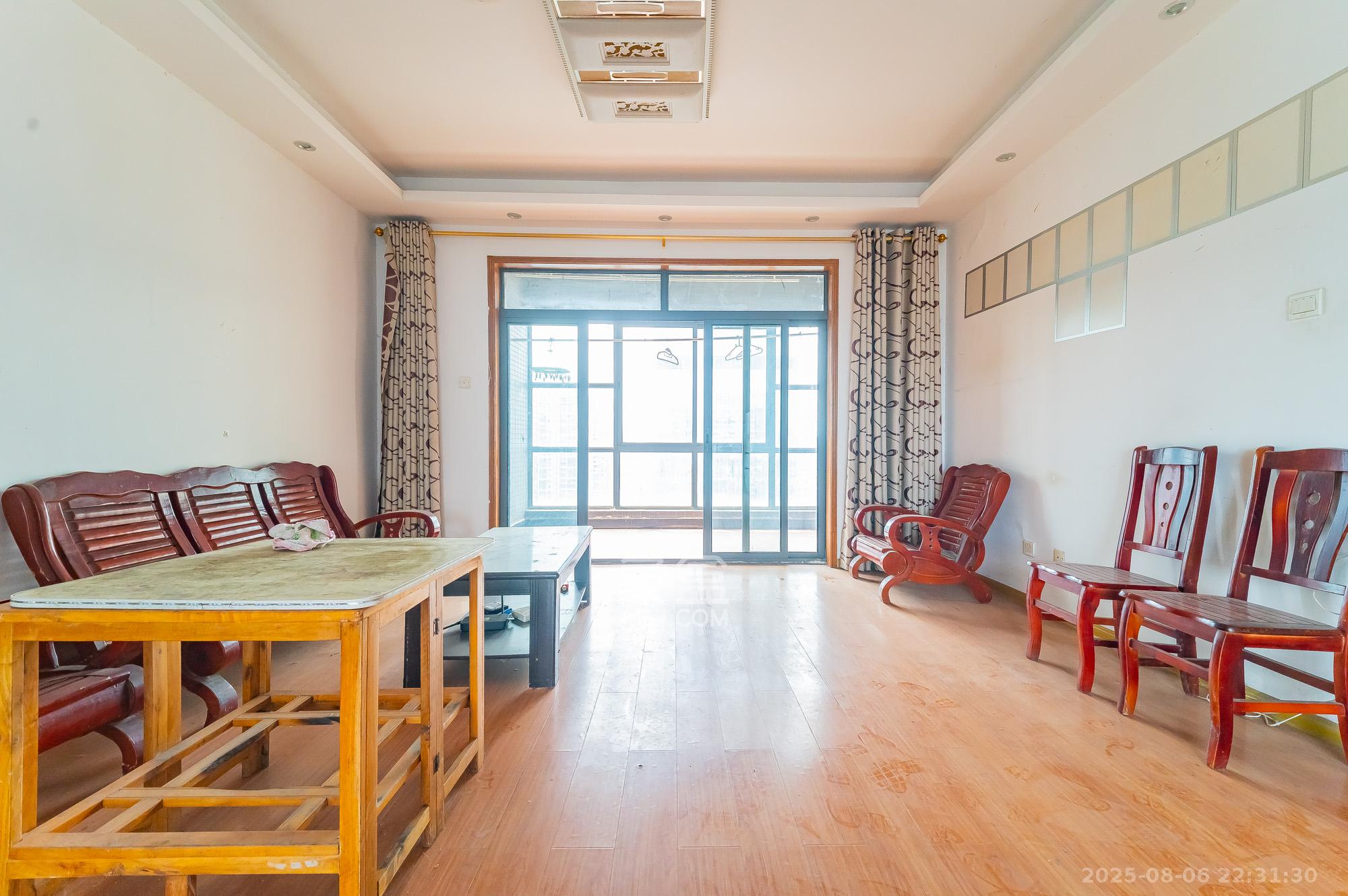 恒基凯旋门一二期  4室2厅2卫    139.0万 恒基凯旋门一二期  4室2厅2卫    139.0万客厅