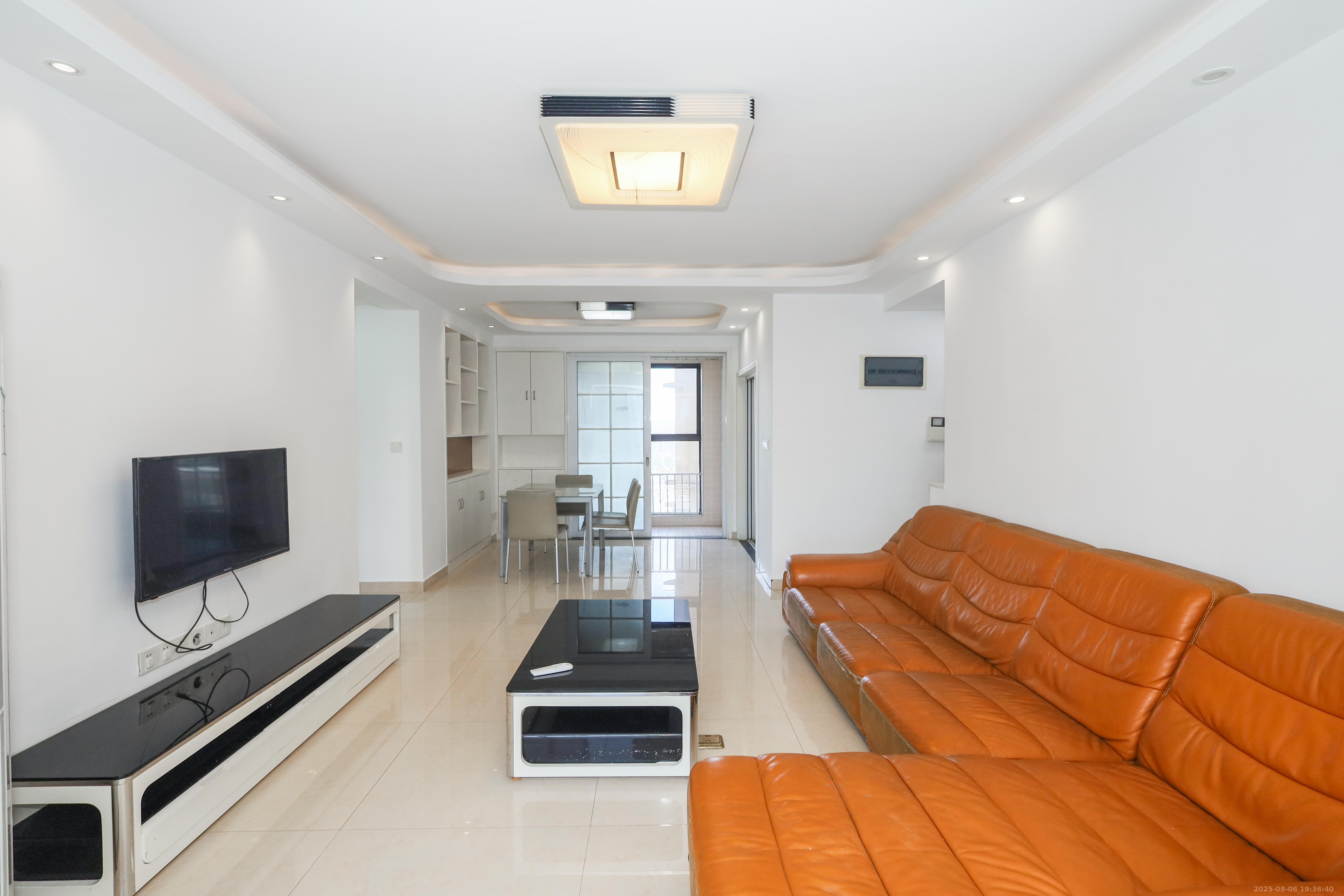 保利麓谷林语F区  3室2厅2卫    106.0万 保利麓谷林语F区  3室2厅2卫    106.0万客厅