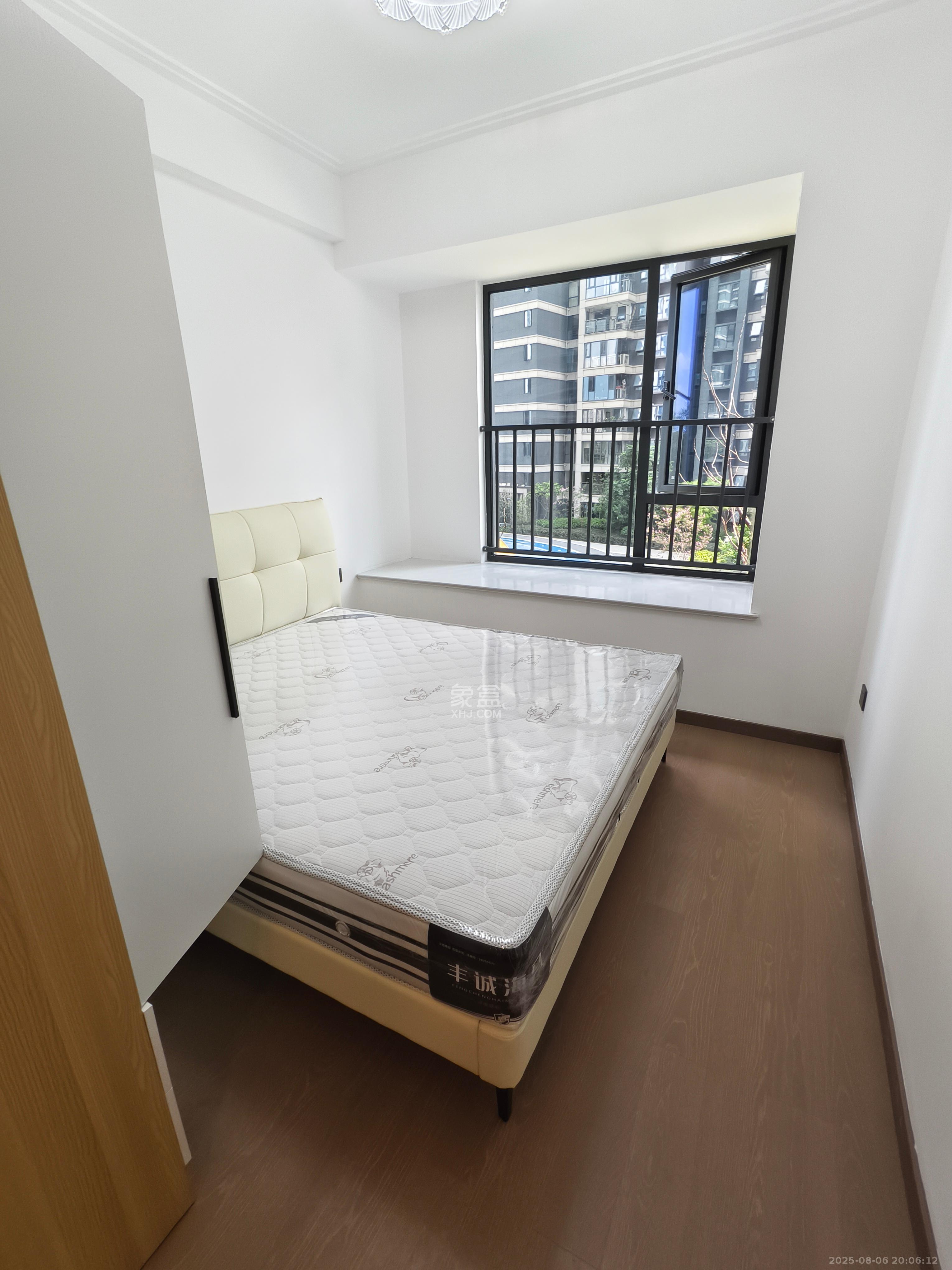 绿地V岛  4室2厅2卫    4200.0元/月室内图