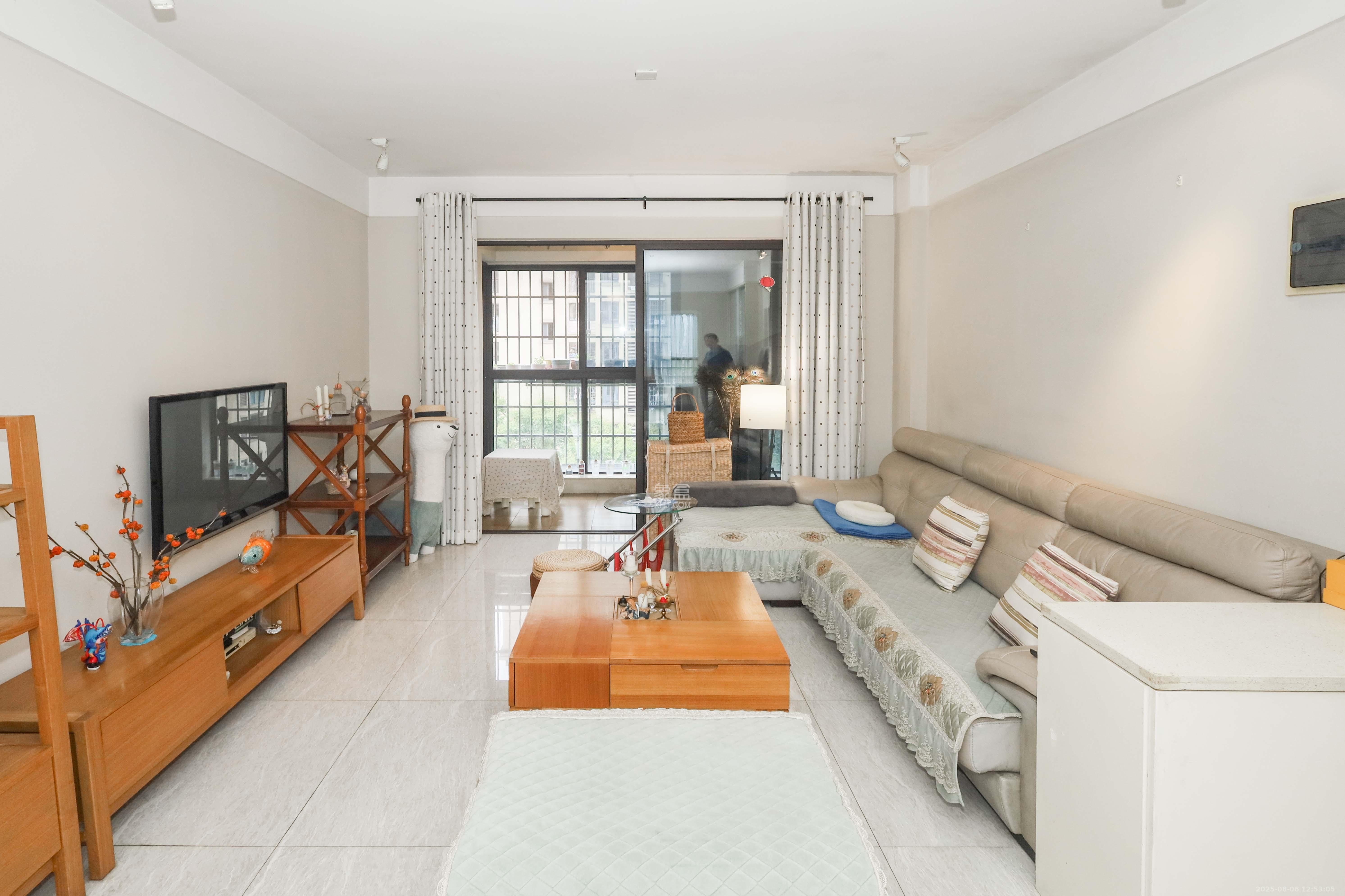 保利麓谷林语E区 3室2厅1卫 100.0万 保利麓谷林语E区 3室2厅1卫 100.0万客厅