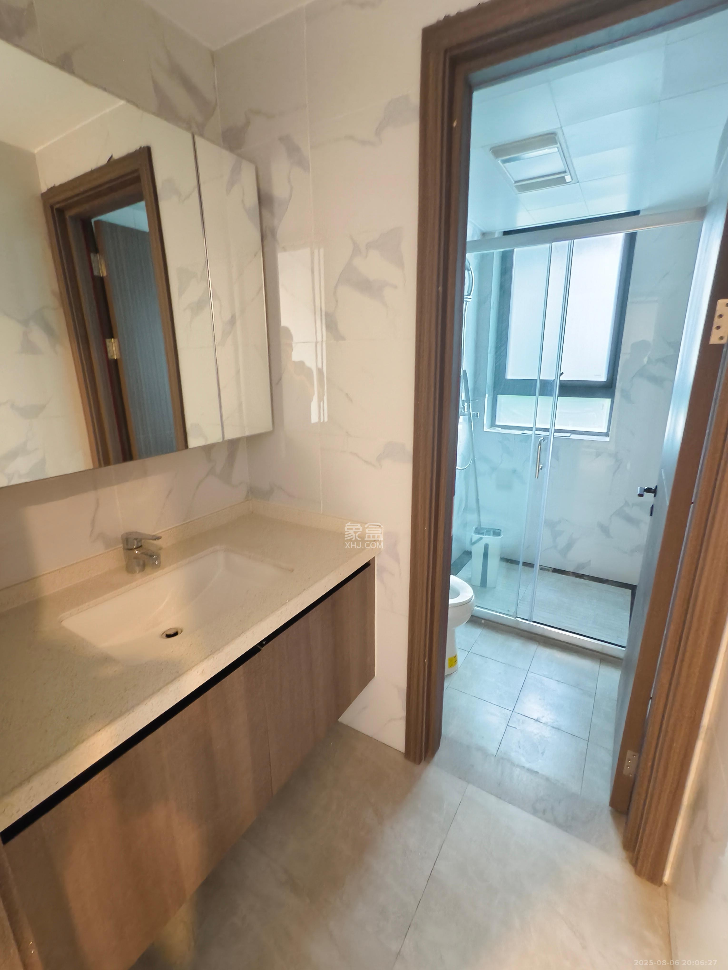 绿地V岛  4室2厅2卫    4200.0元/月室内图