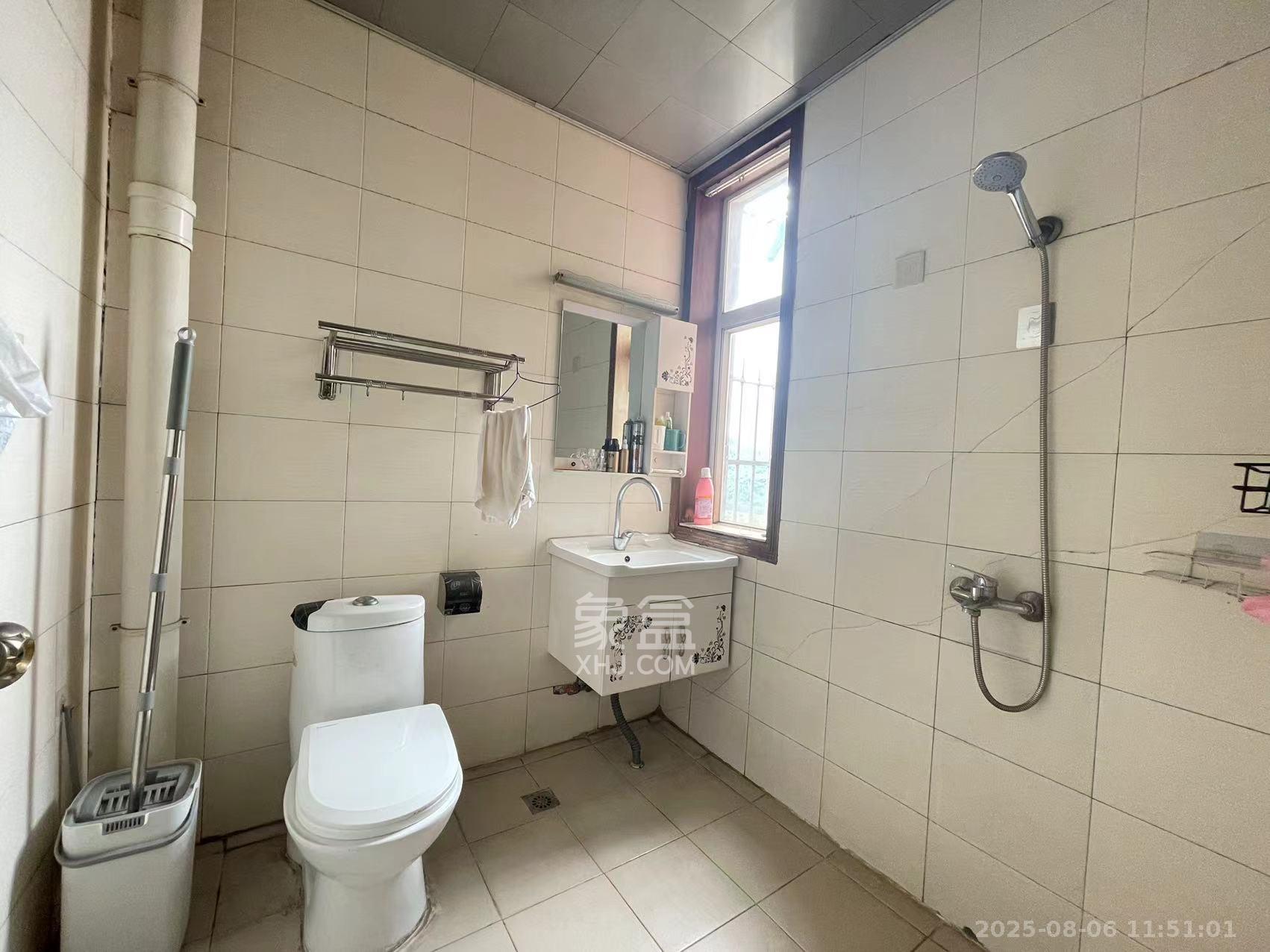 山水人家三期  3室2厅2卫    1500.0元/月室内图