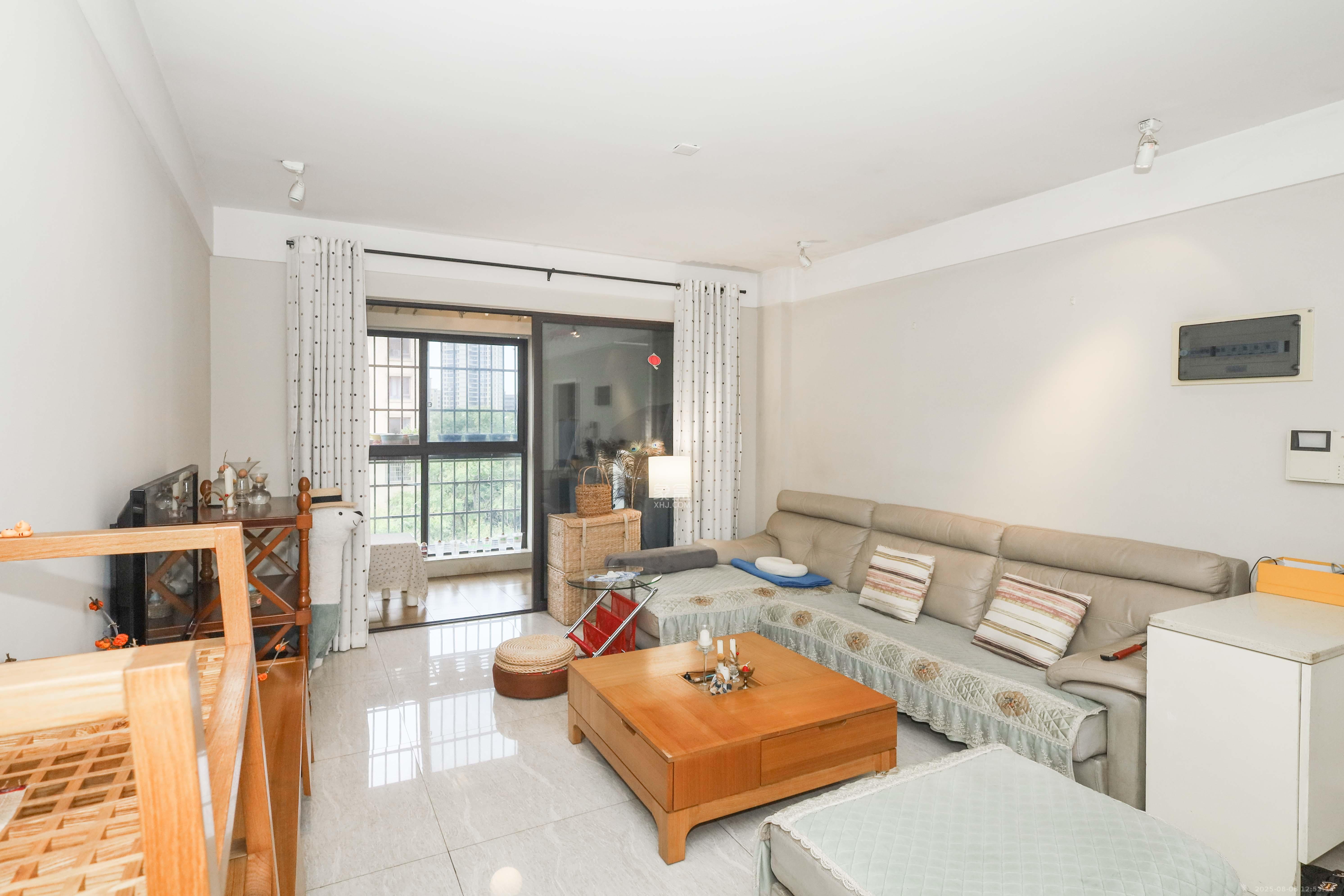 保利麓谷林语E区 3室2厅1卫 100.0万 保利麓谷林语E区 3室2厅1卫 100.0万客厅