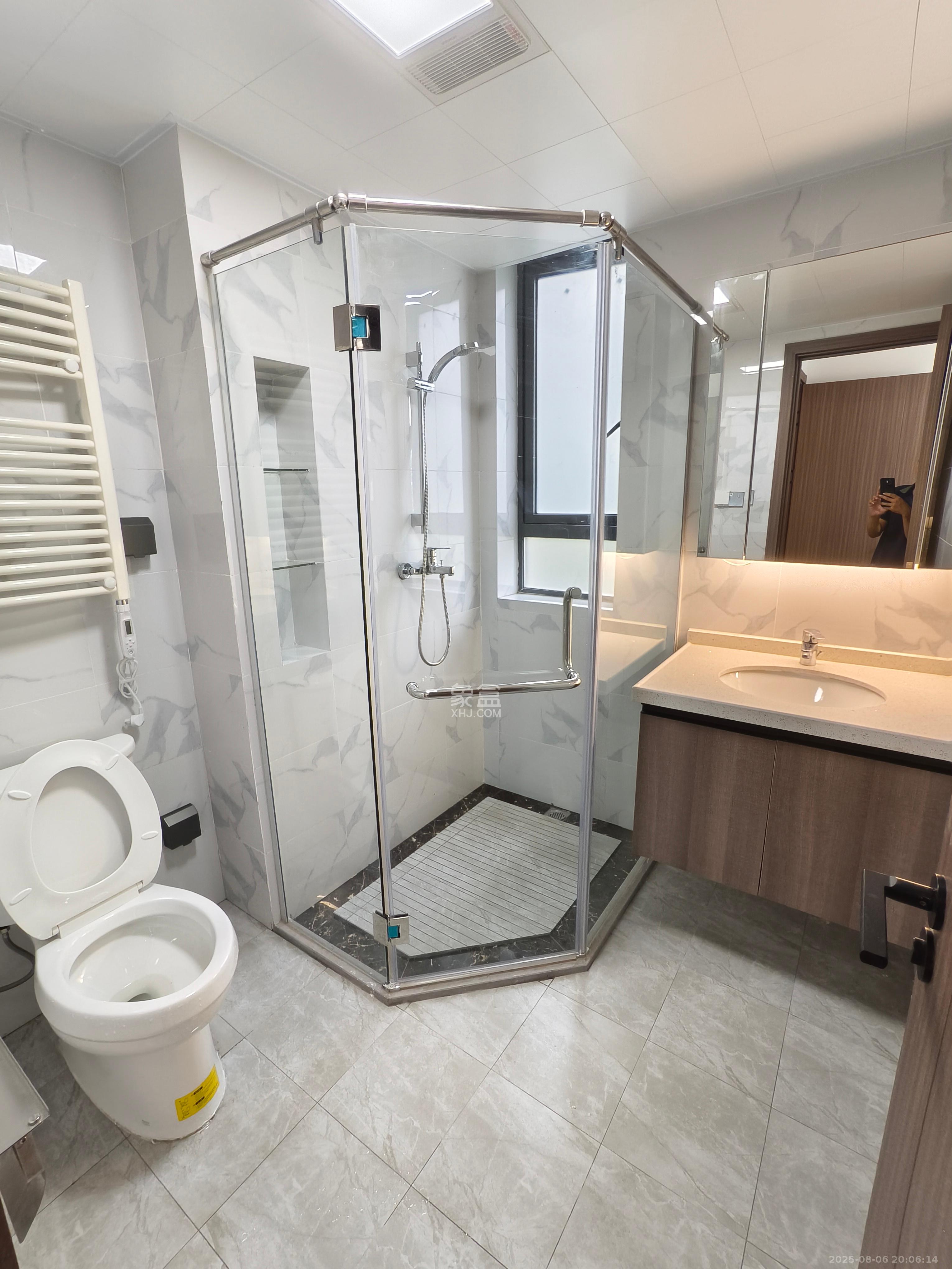 绿地V岛  4室2厅2卫    4200.0元/月室内图