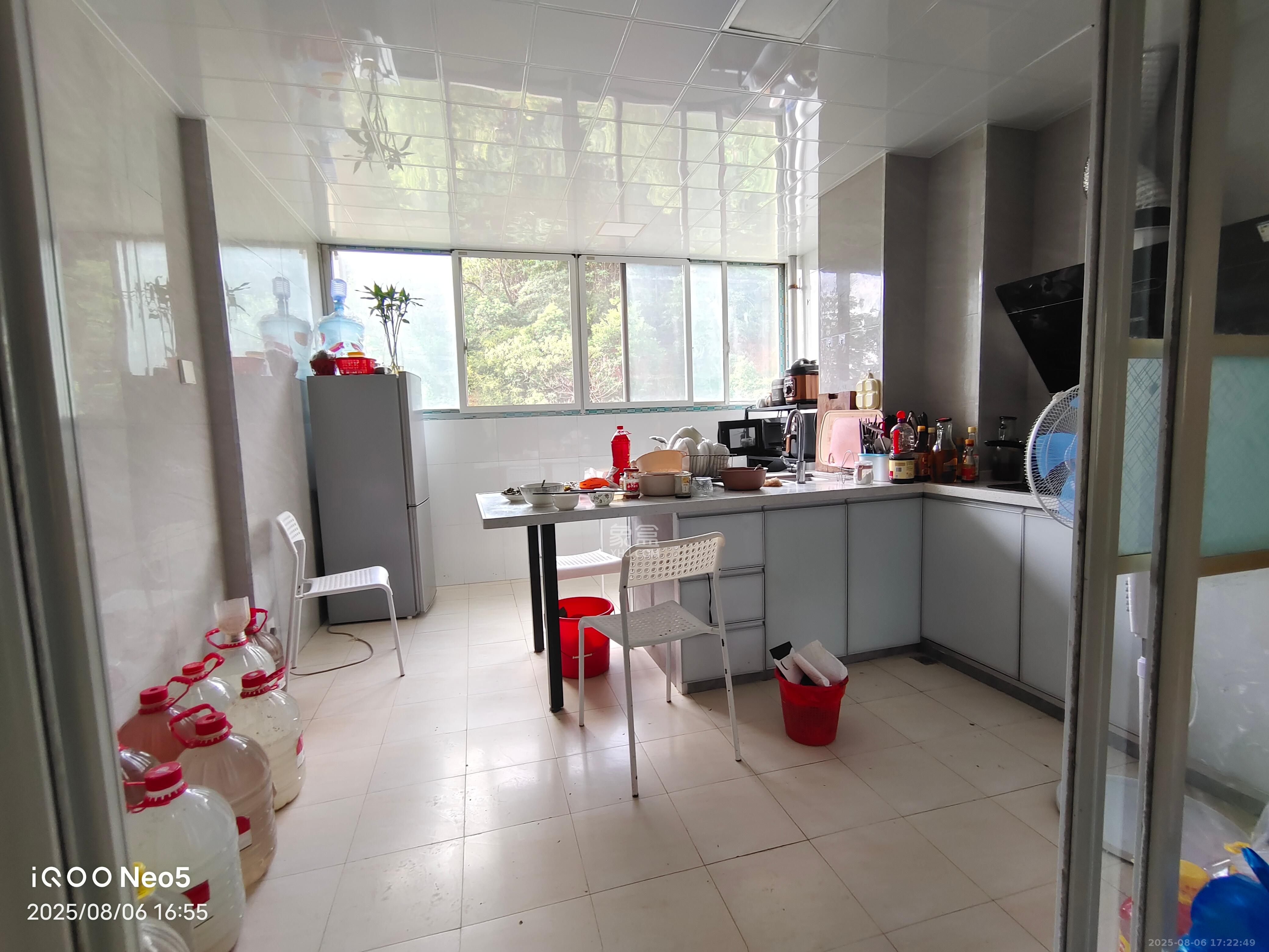 鄱阳小区  3室2厅2卫    1900.0元/月 鄱阳小区  3室2厅2卫    1900.0元/月室内图