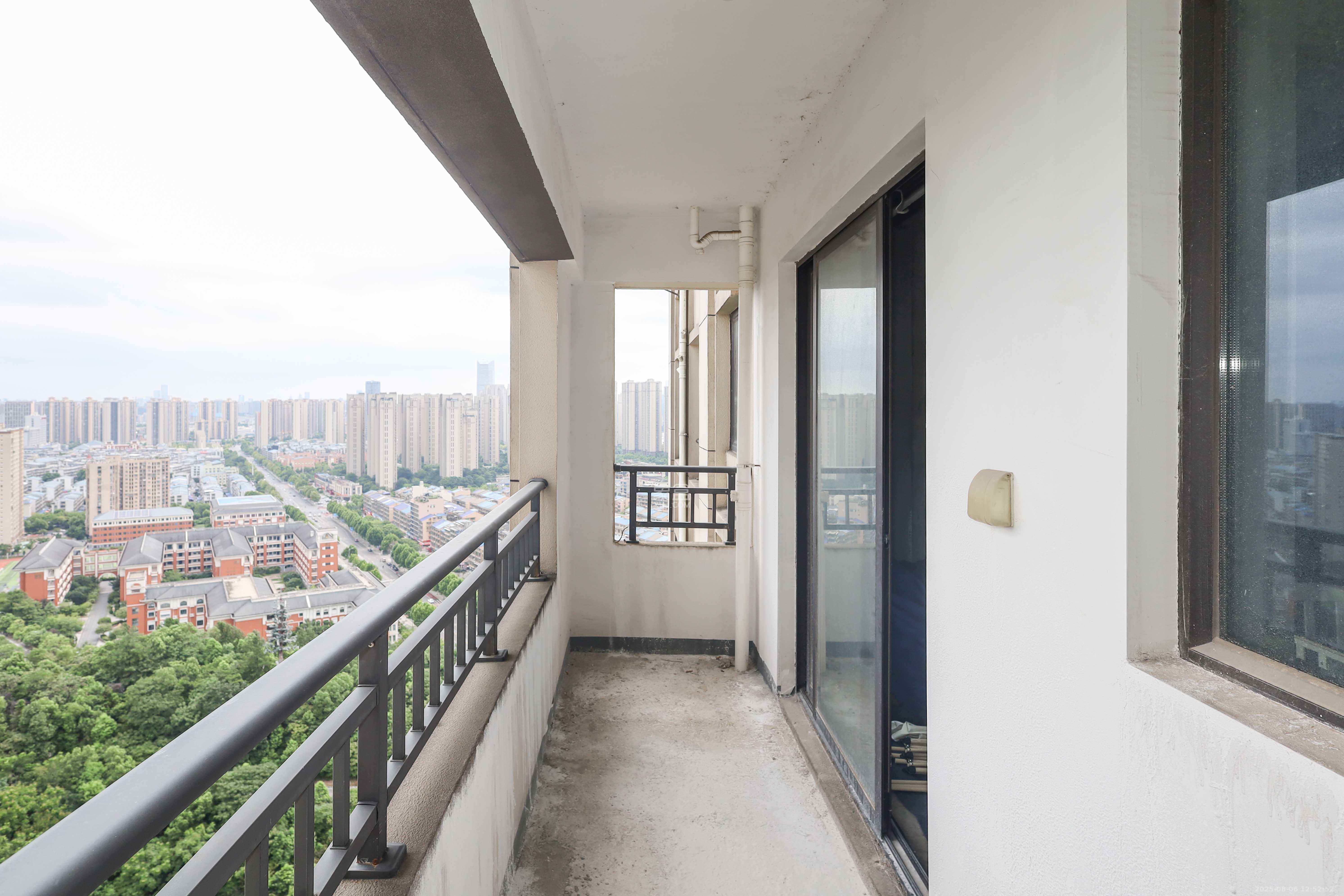 惠天然梅岭国际 4室2厅2卫 185.0万 惠天然梅岭国际 4室2厅2卫 185.0万阳台