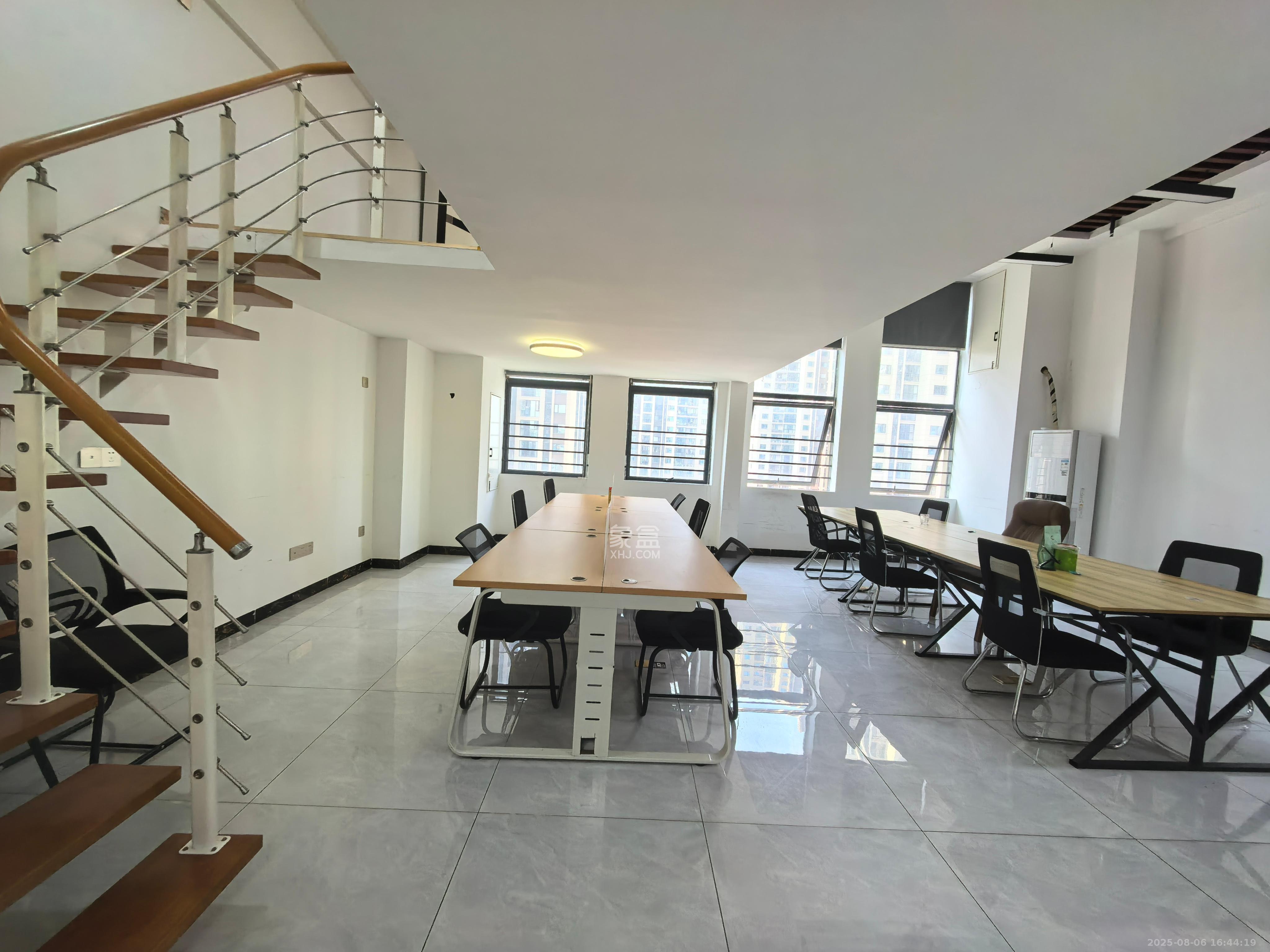 华润置地广场二期 2室2厅1卫 3500.0元/月 华润置地广场二期 2室2厅1卫 3500.0元/月室内图