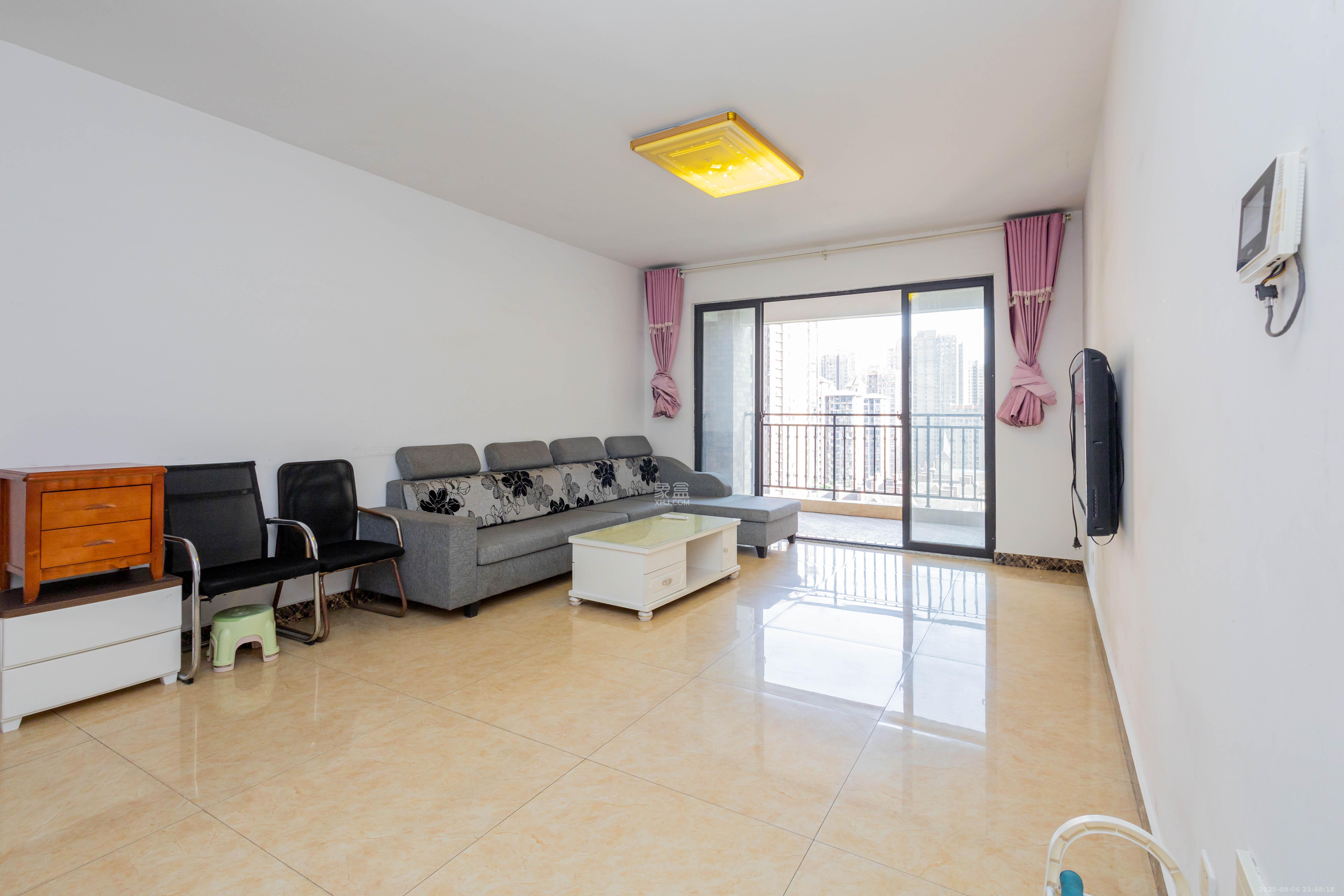 康桥长郡  4室2厅2卫    96.0万客厅