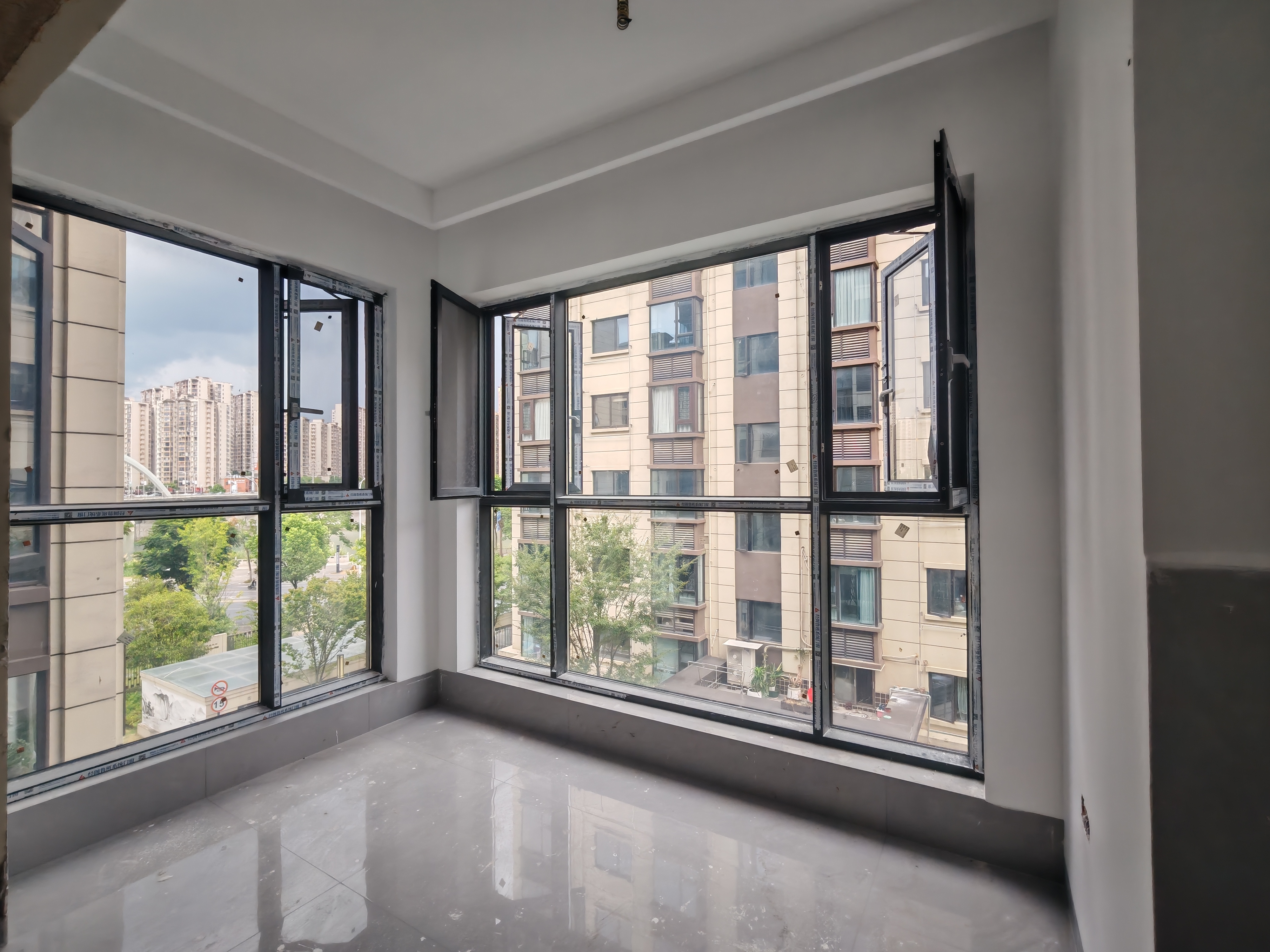 荣盛华府 4室2厅2卫 2800.0元/月 荣盛华府 4室2厅2卫 2800.0元/月室内图