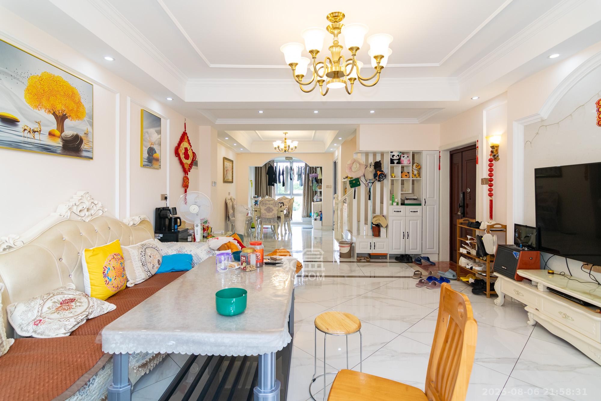 普瑞斯堡 6室2厅3卫 200.0万 普瑞斯堡 6室2厅3卫 200.0万客厅