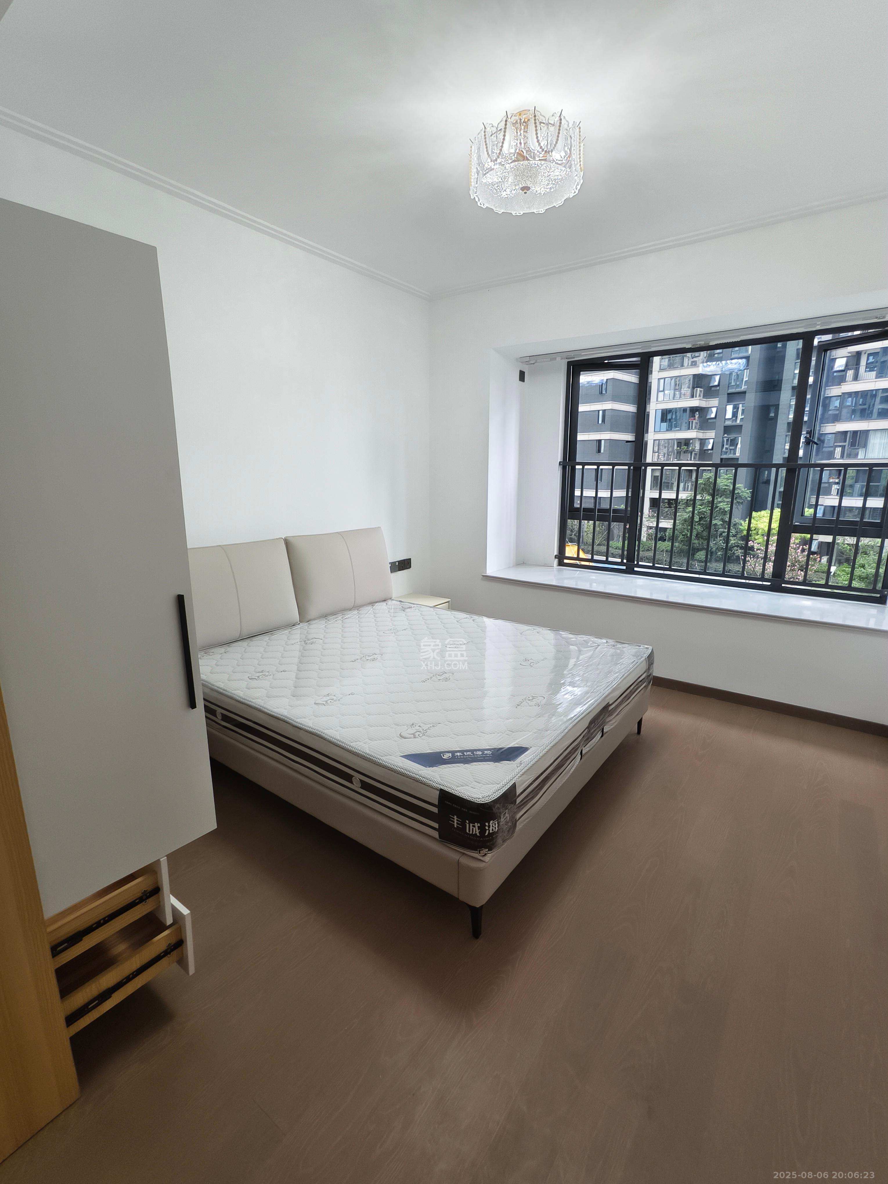 绿地V岛  4室2厅2卫    4200.0元/月室内图