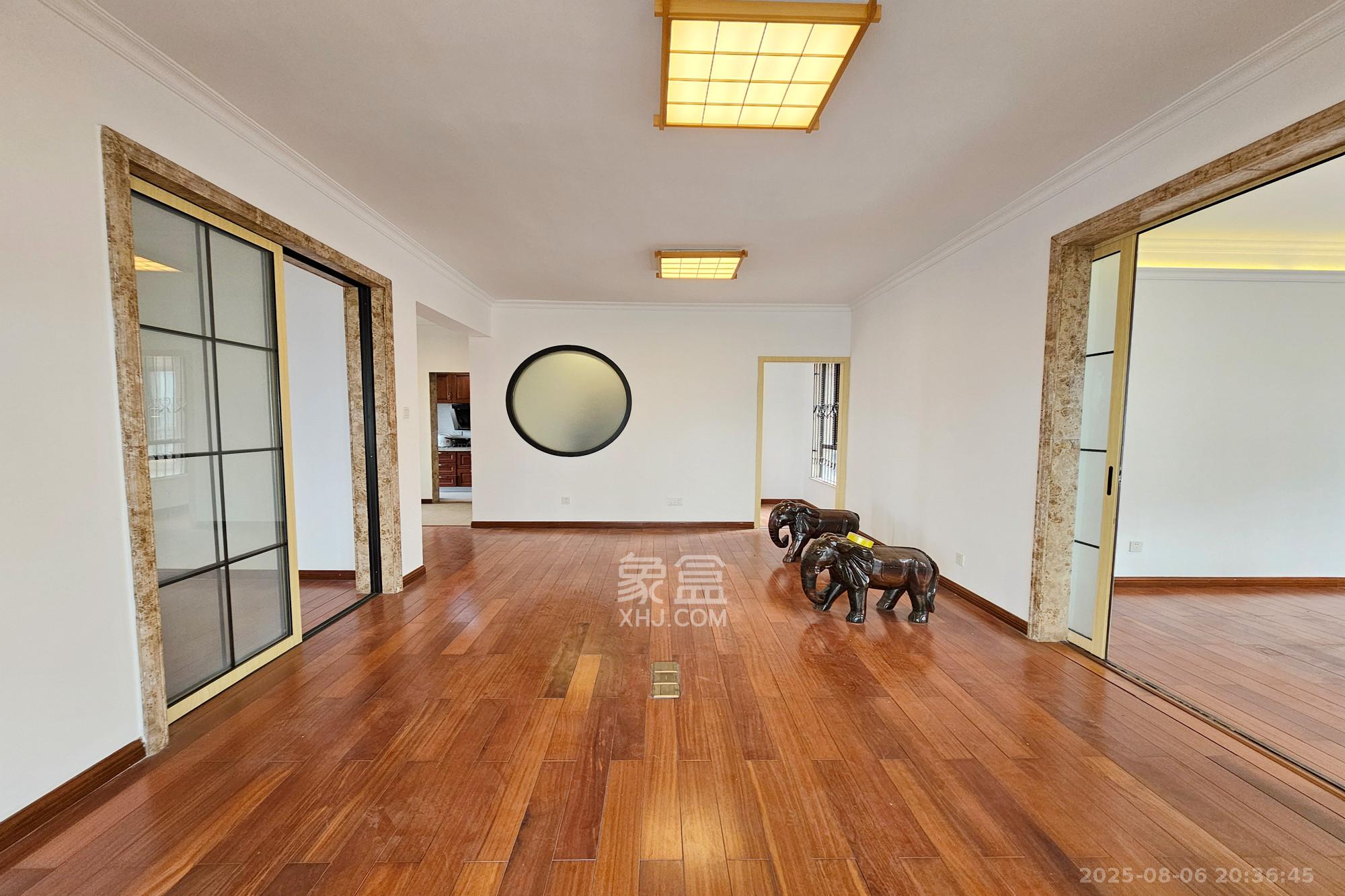 融科檀香山(融科紫檀、香山国际)  4室2厅2卫    189.0万 融科檀香山(融科紫檀、香山国际)  4室2厅2卫    189.0万客厅