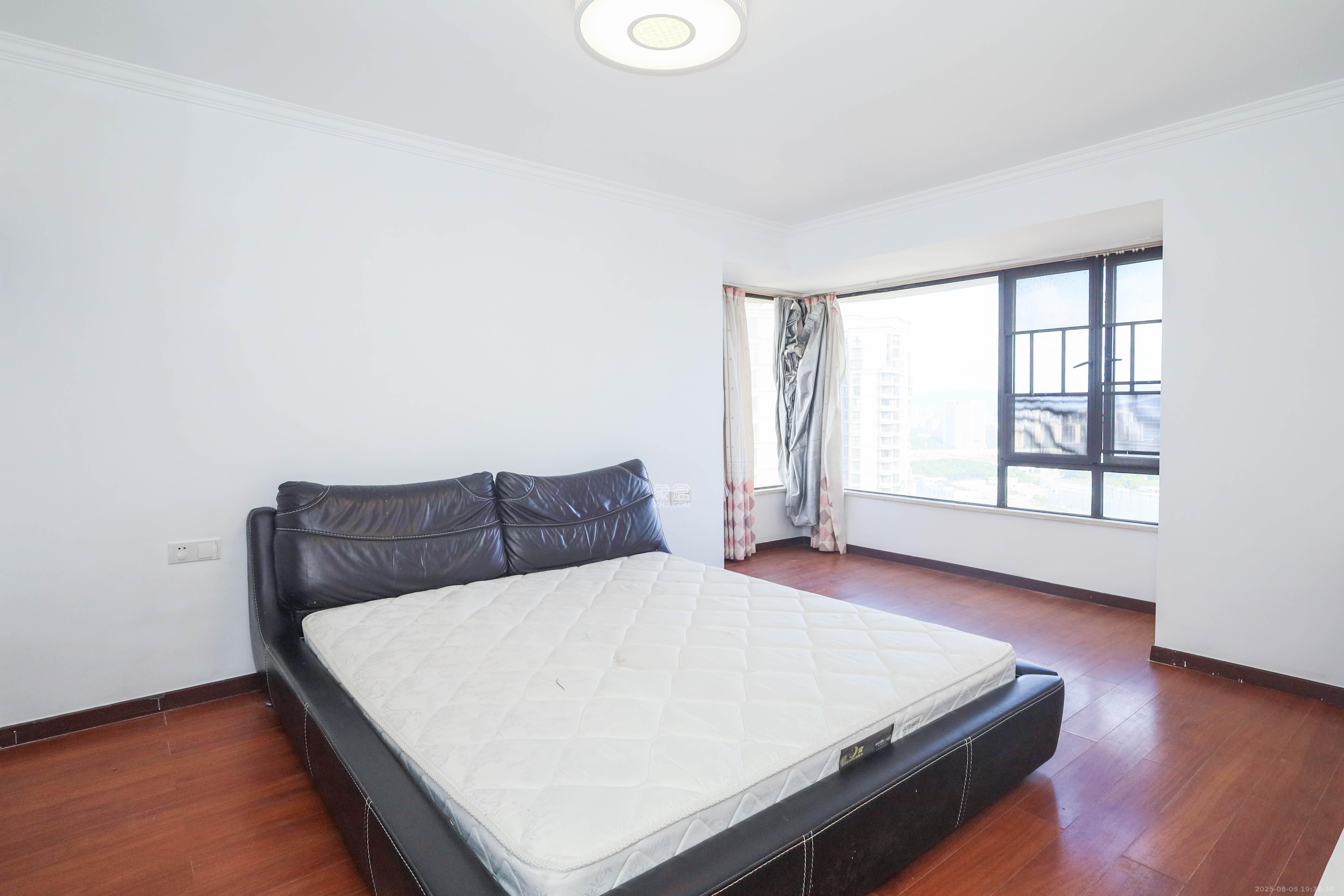 保利麓谷林语F区  3室2厅2卫    106.0万 保利麓谷林语F区  3室2厅2卫    106.0万卧室