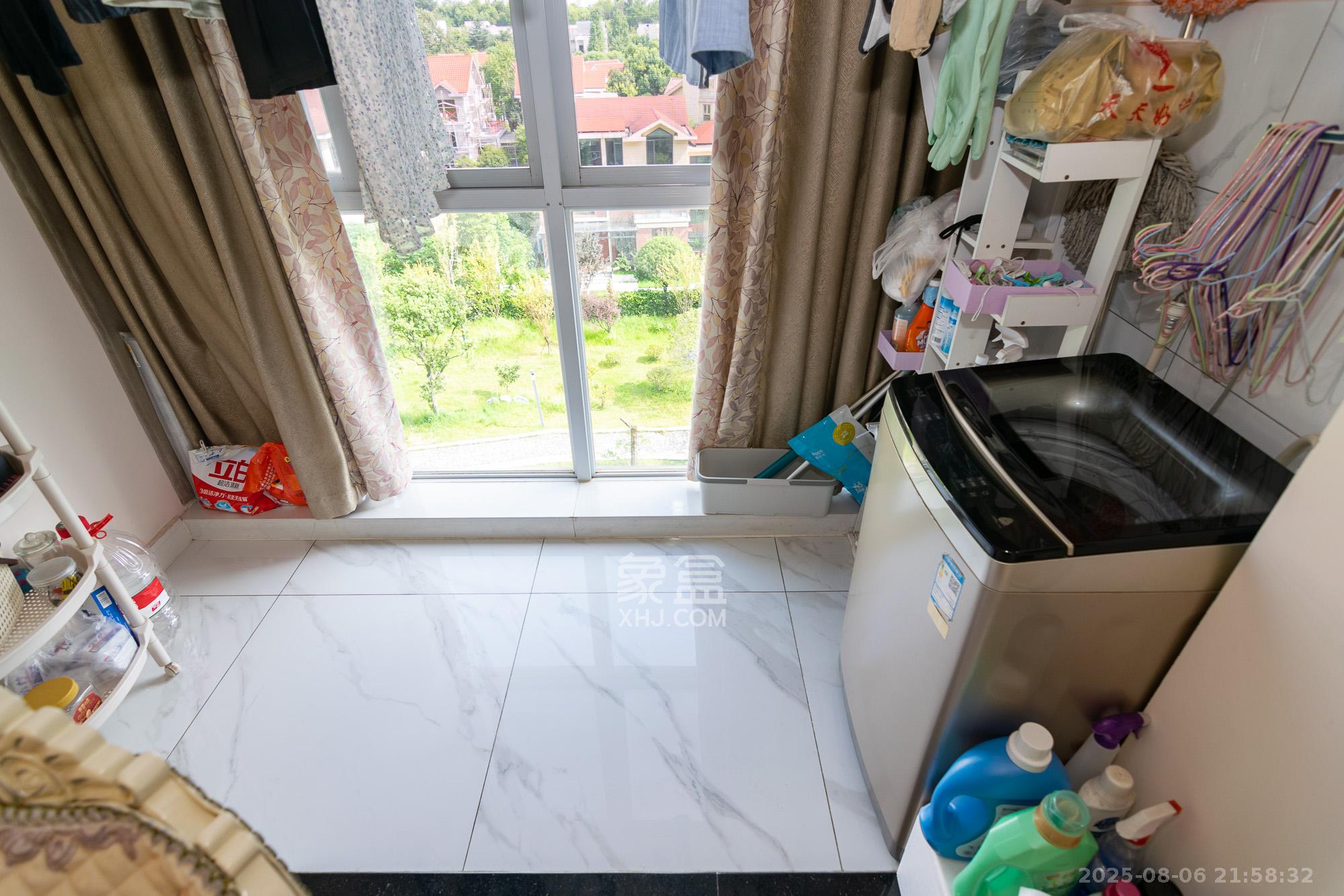 普瑞斯堡 6室2厅3卫 200.0万 普瑞斯堡 6室2厅3卫 200.0万阳台