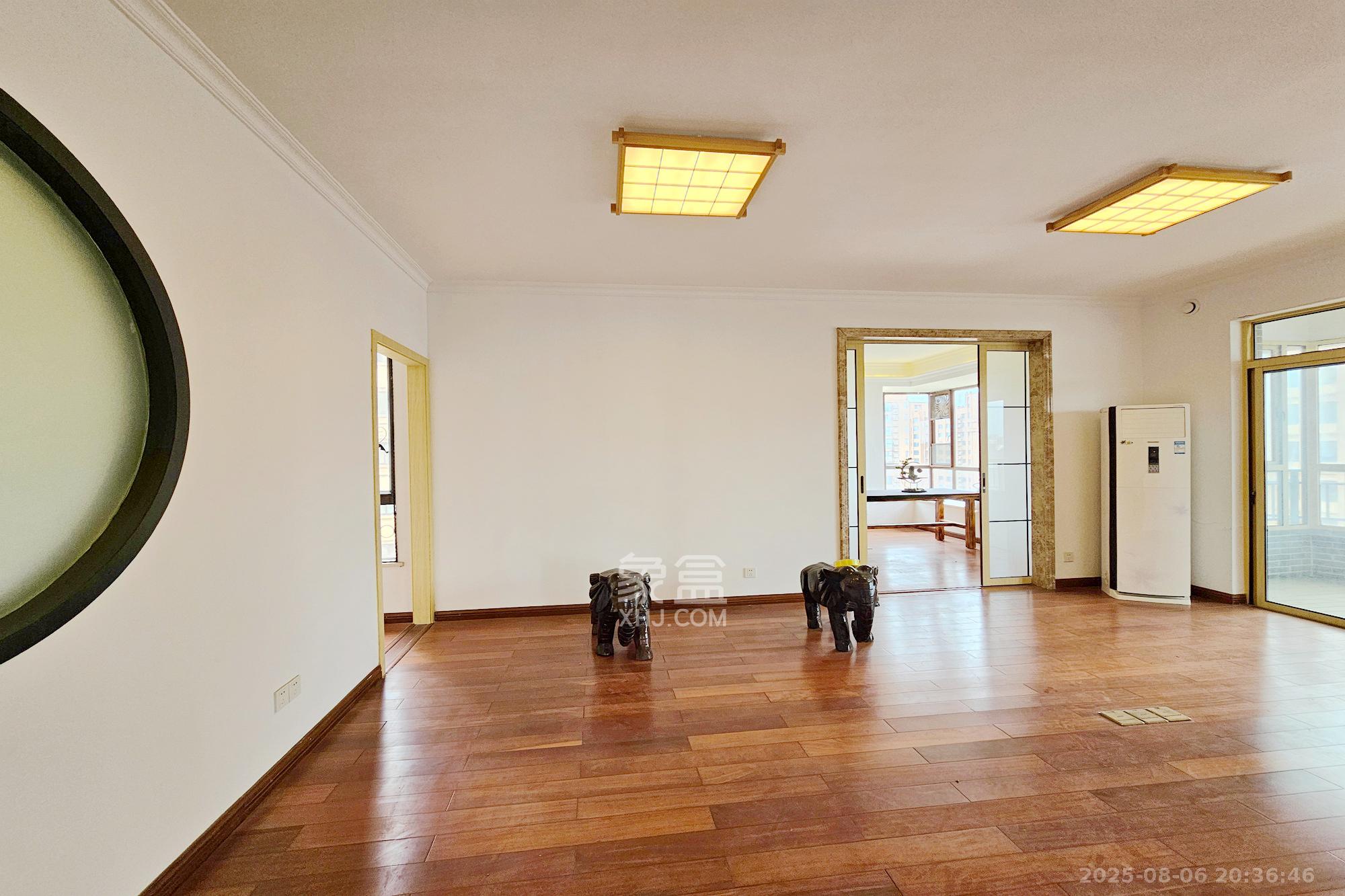 融科檀香山(融科紫檀、香山国际)  4室2厅2卫    189.0万 融科檀香山(融科紫檀、香山国际)  4室2厅2卫    189.0万客厅