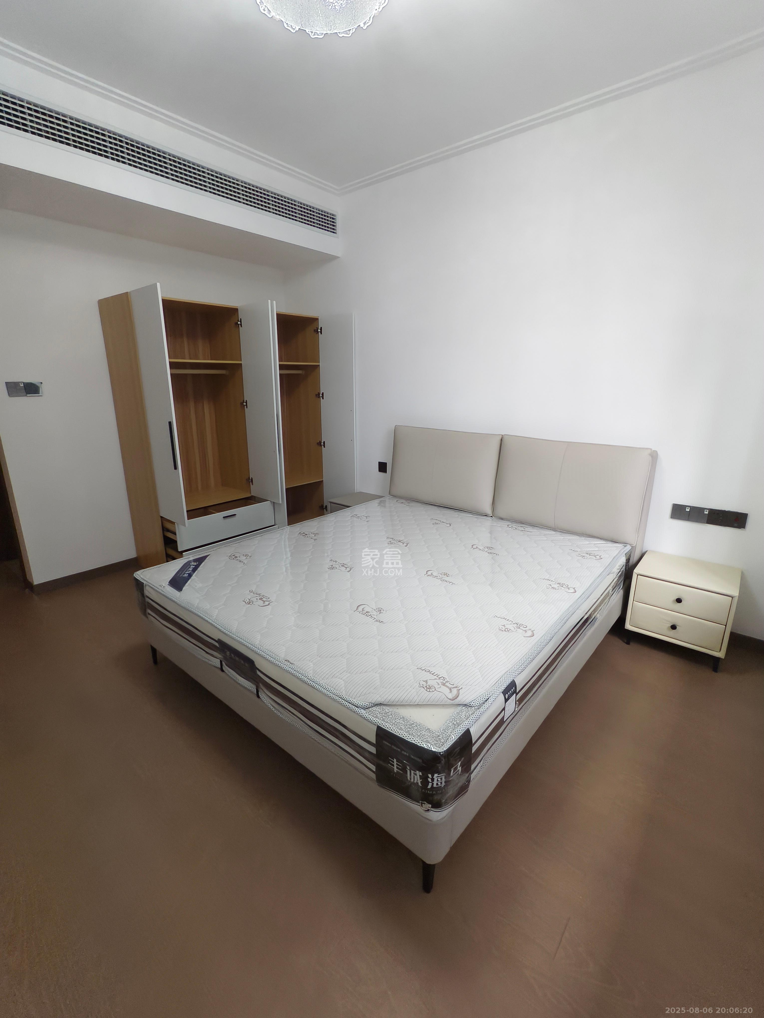 绿地V岛  4室2厅2卫    4200.0元/月室内图