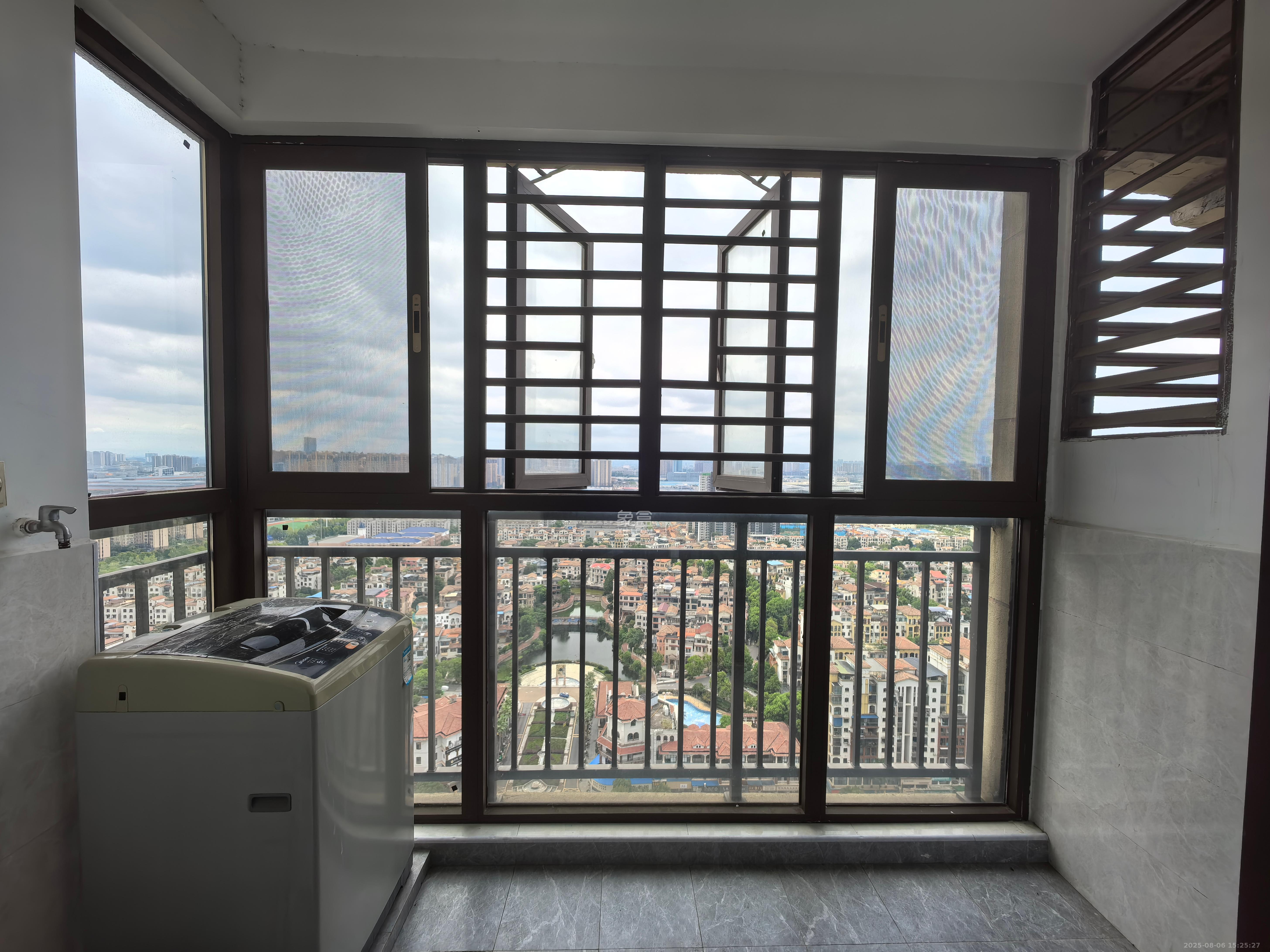 华润置地广场二期 3室2厅2卫 2100.0元/月 华润置地广场二期 3室2厅2卫 2100.0元/月室内图